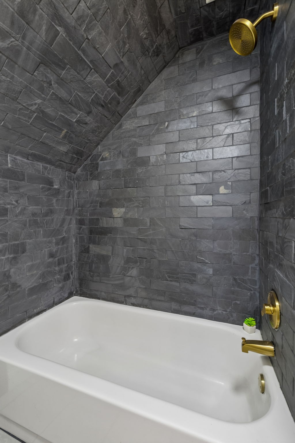 1437 Twin Feather Dr