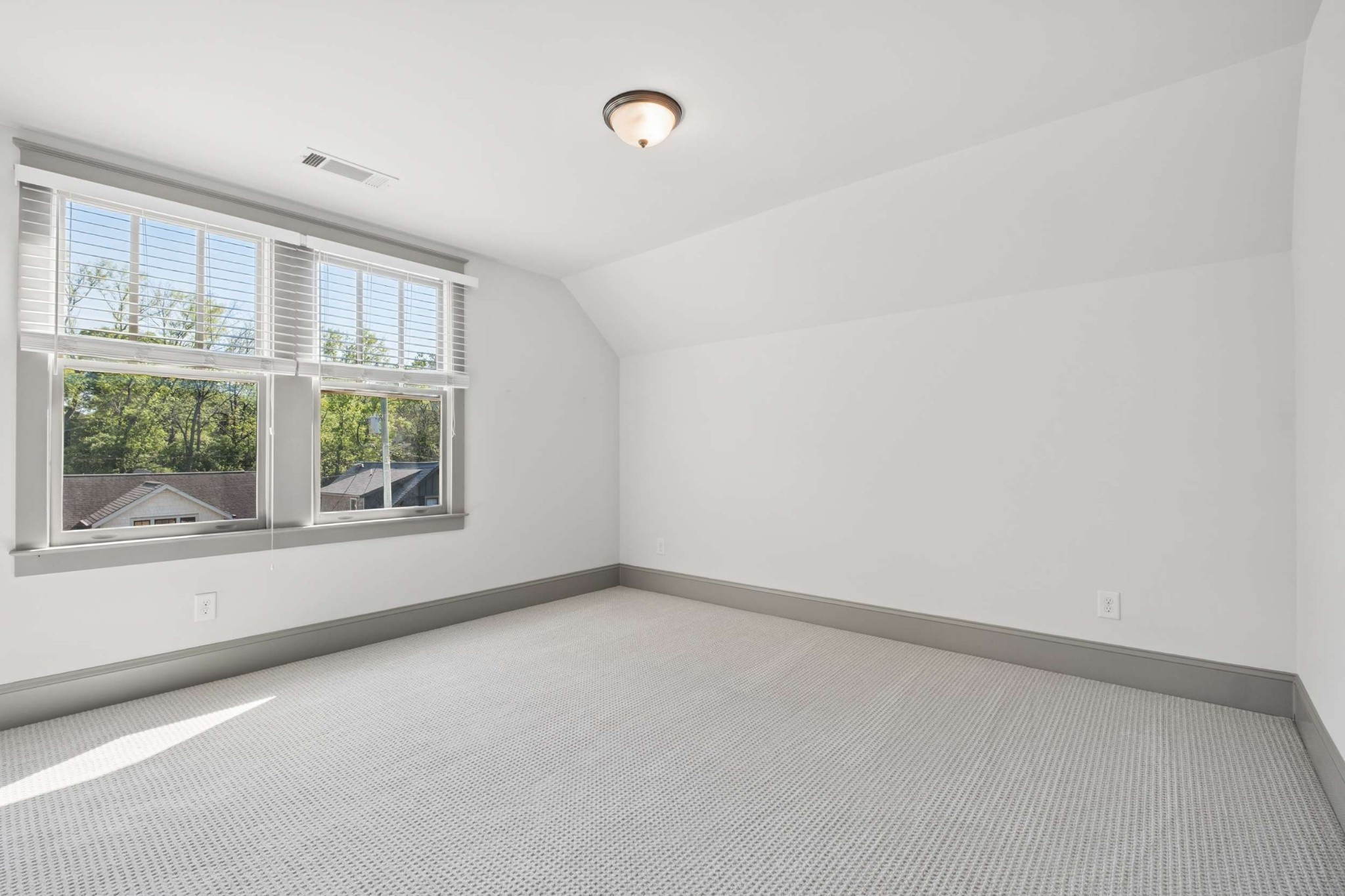 1211 Lillian St