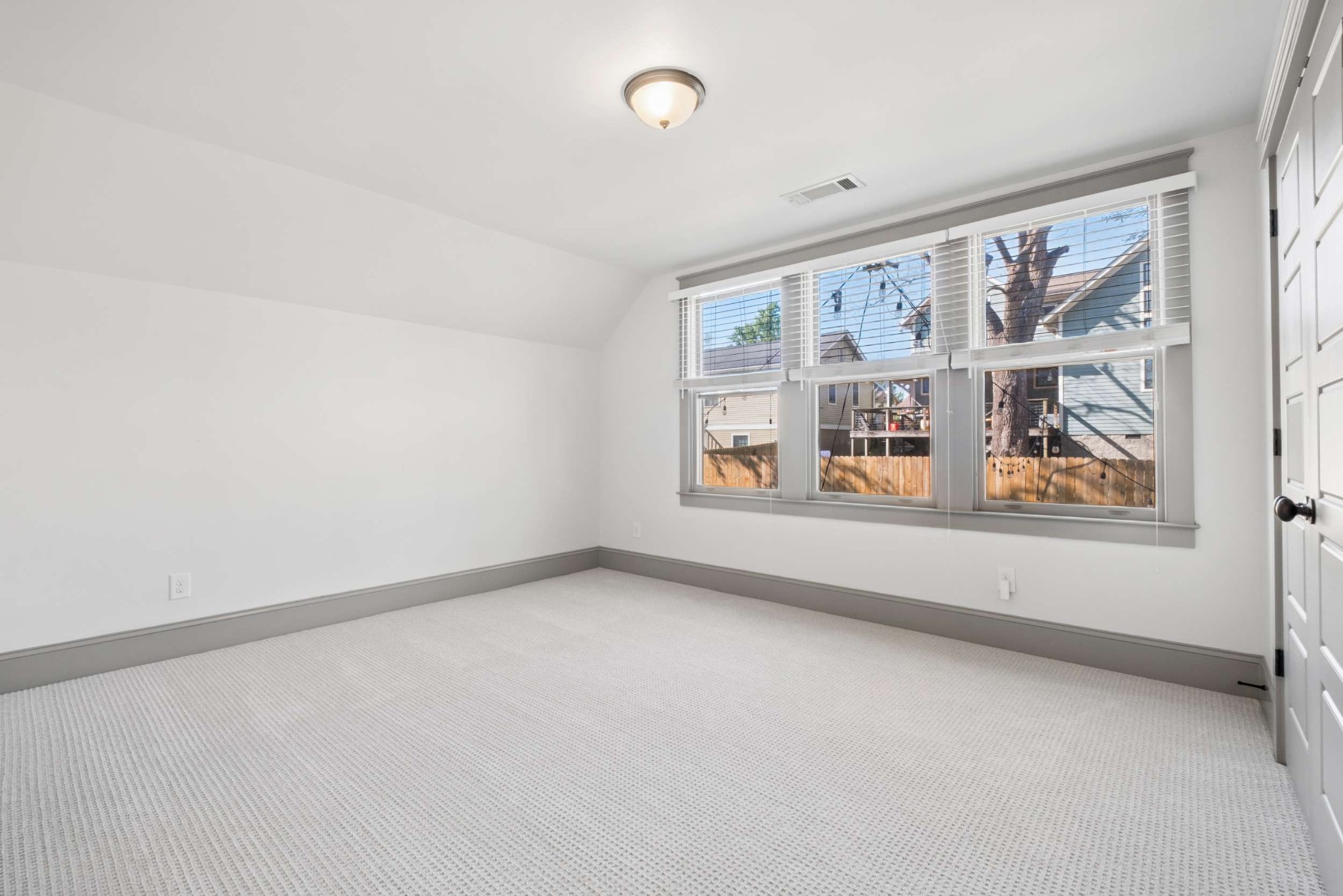 1211 Lillian St