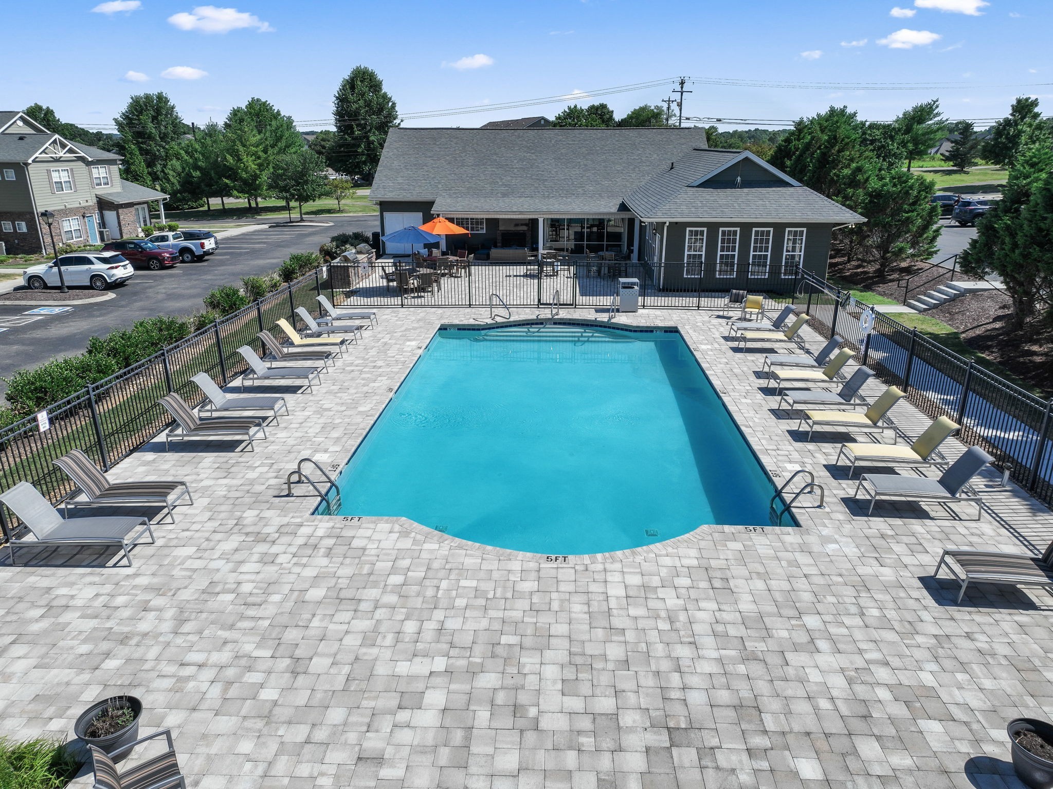 1052 Pinehurst Dr