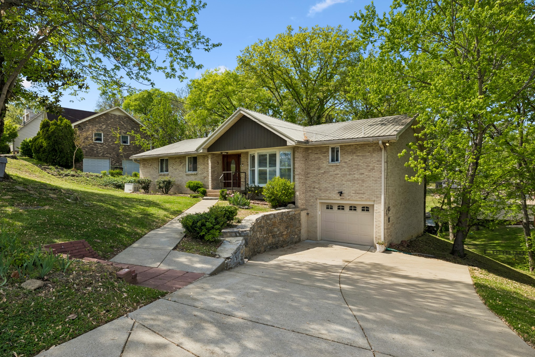 505 Foothill Dr