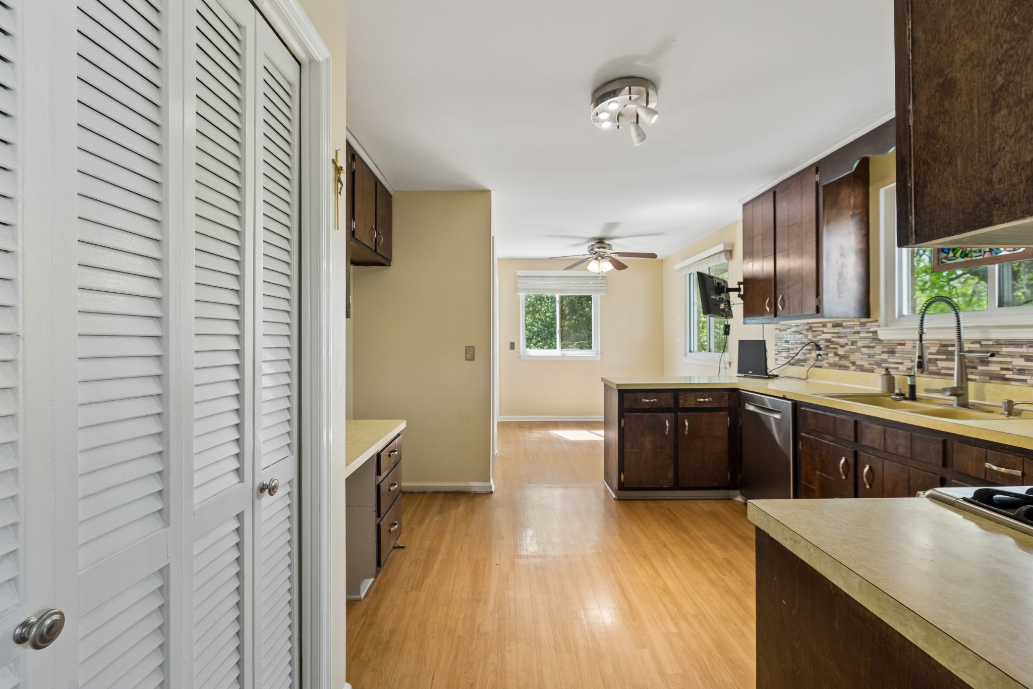505 Foothill Dr