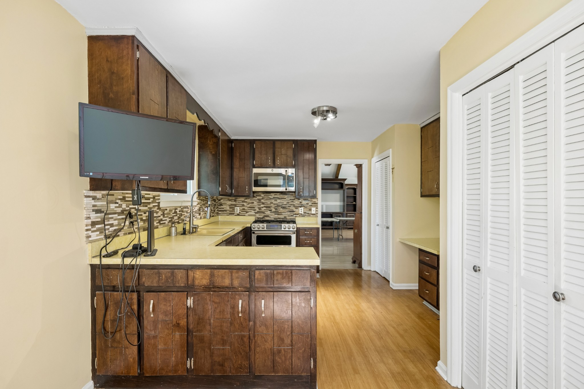 505 Foothill Dr