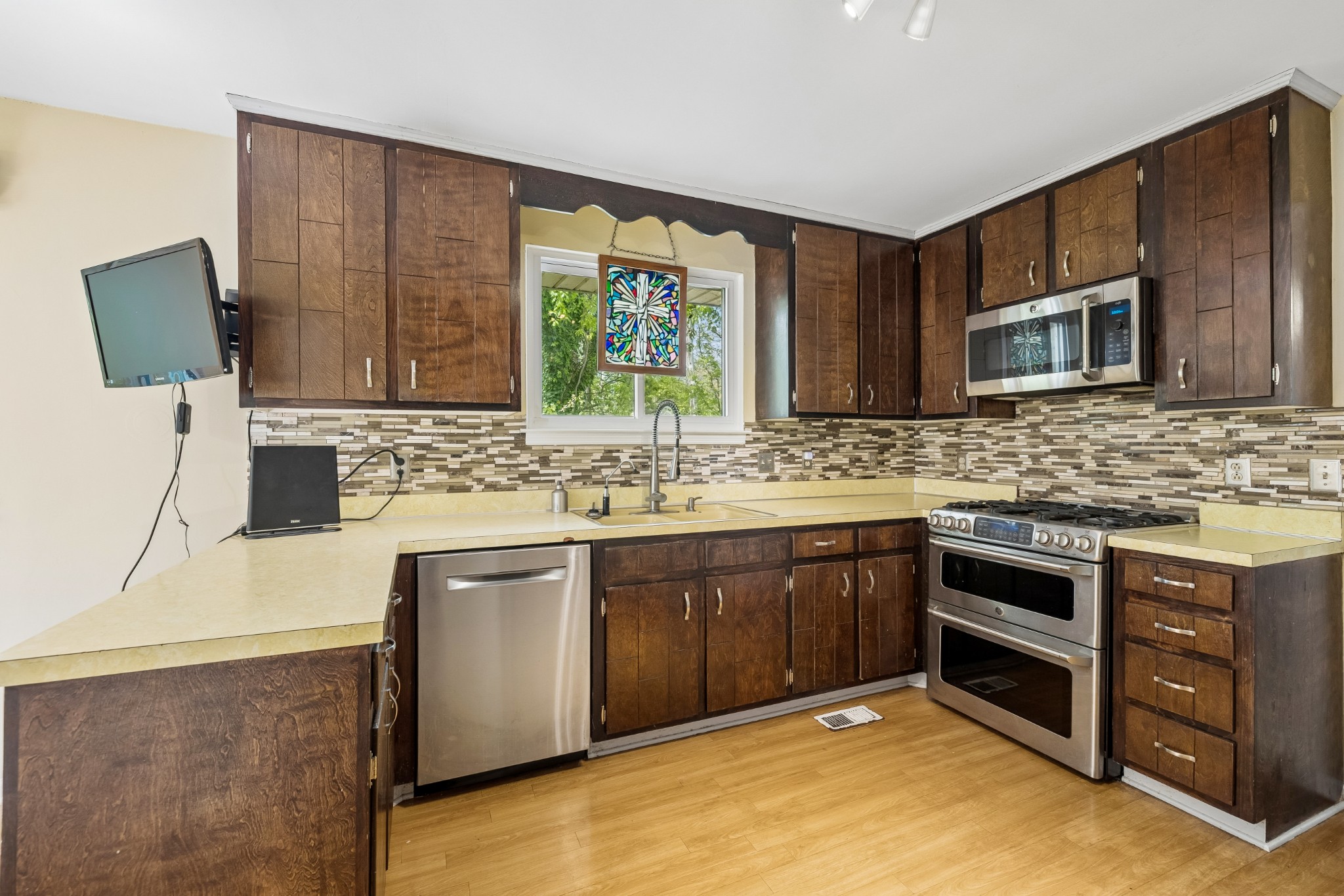 505 Foothill Dr