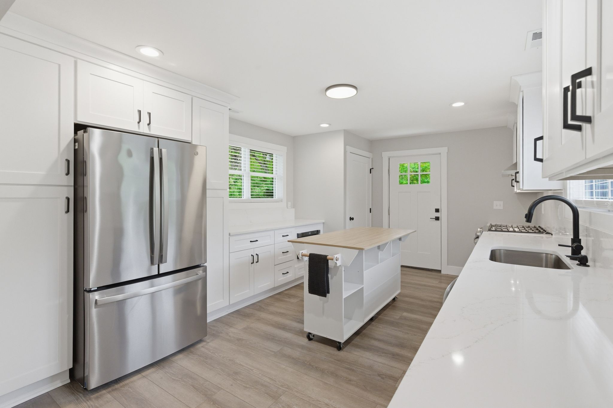 1253 W Main St