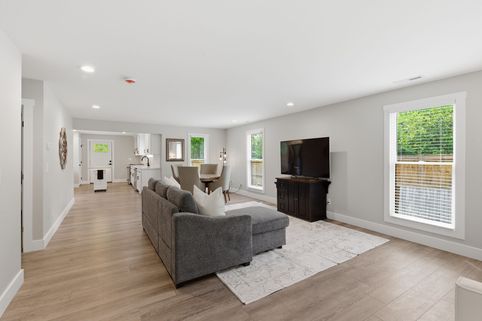 1253 W Main St