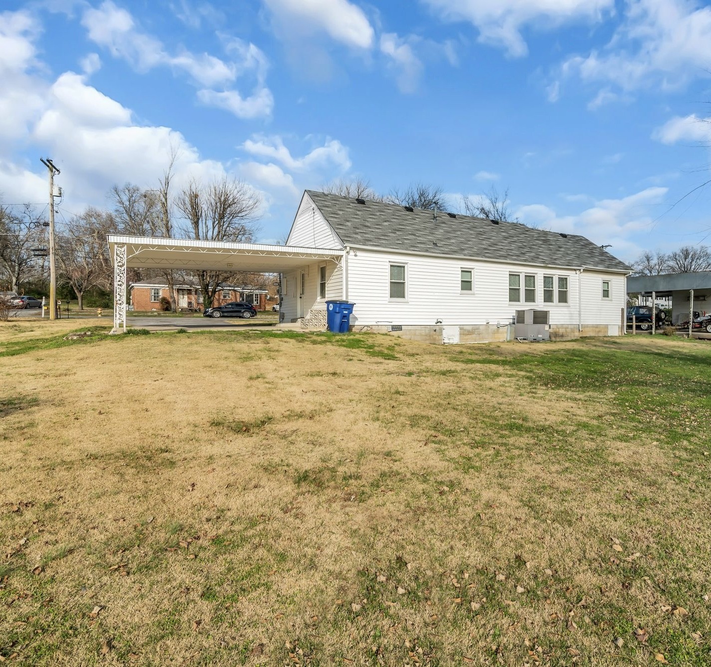 208 Hickory Dr
