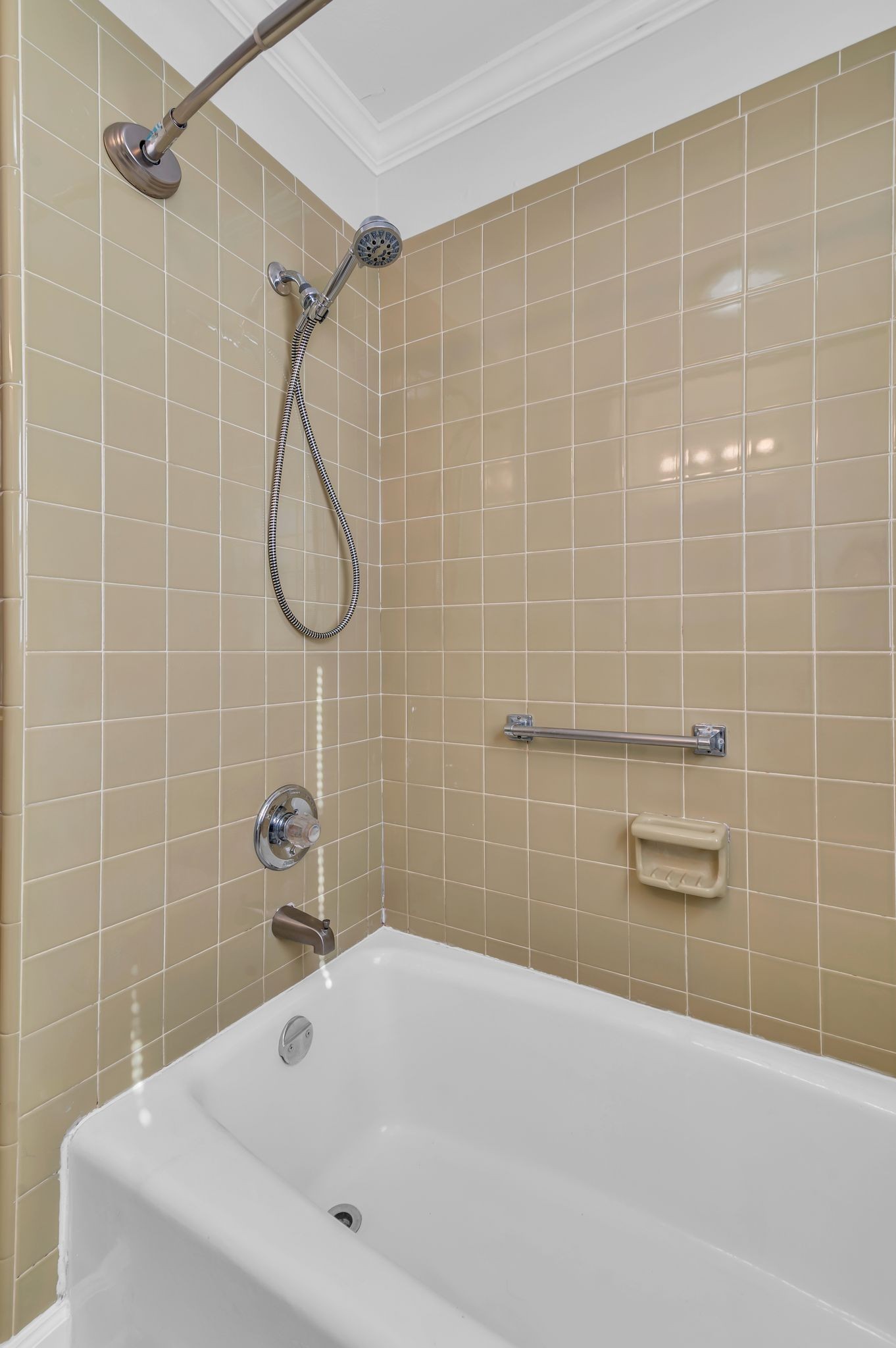 208 Hickory Dr