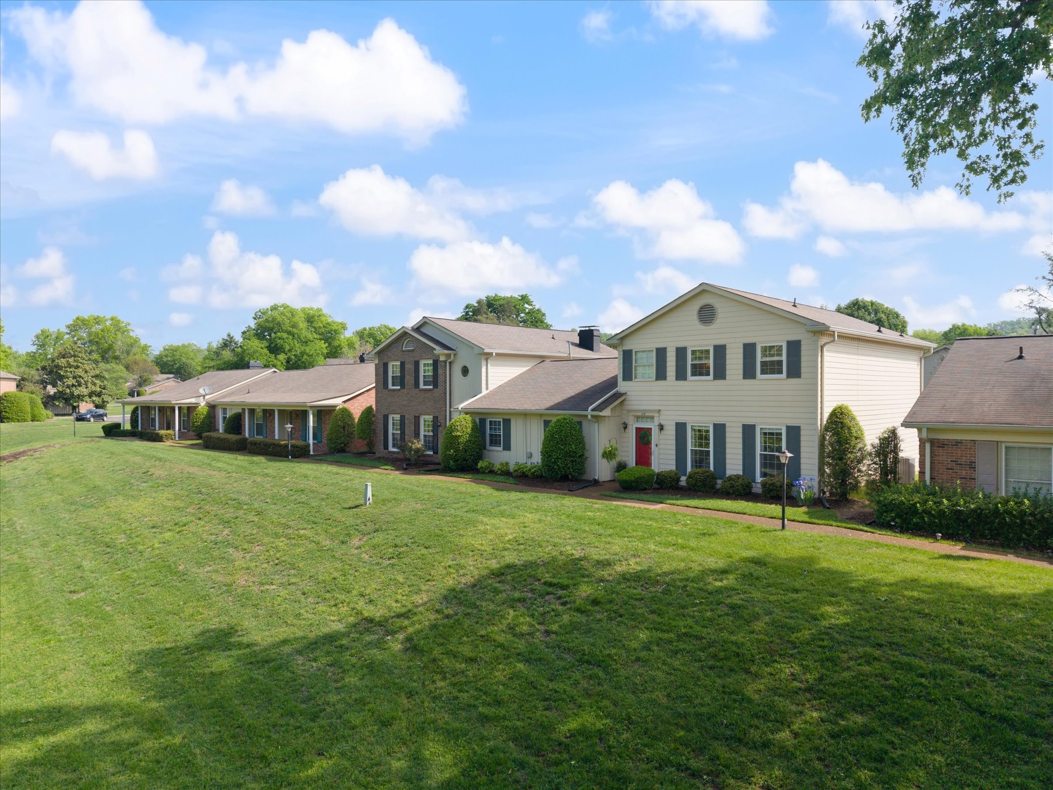 218 Boxwood Dr