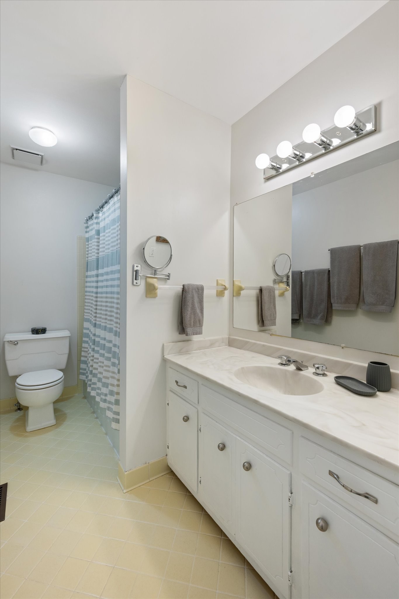 218 Boxwood Dr