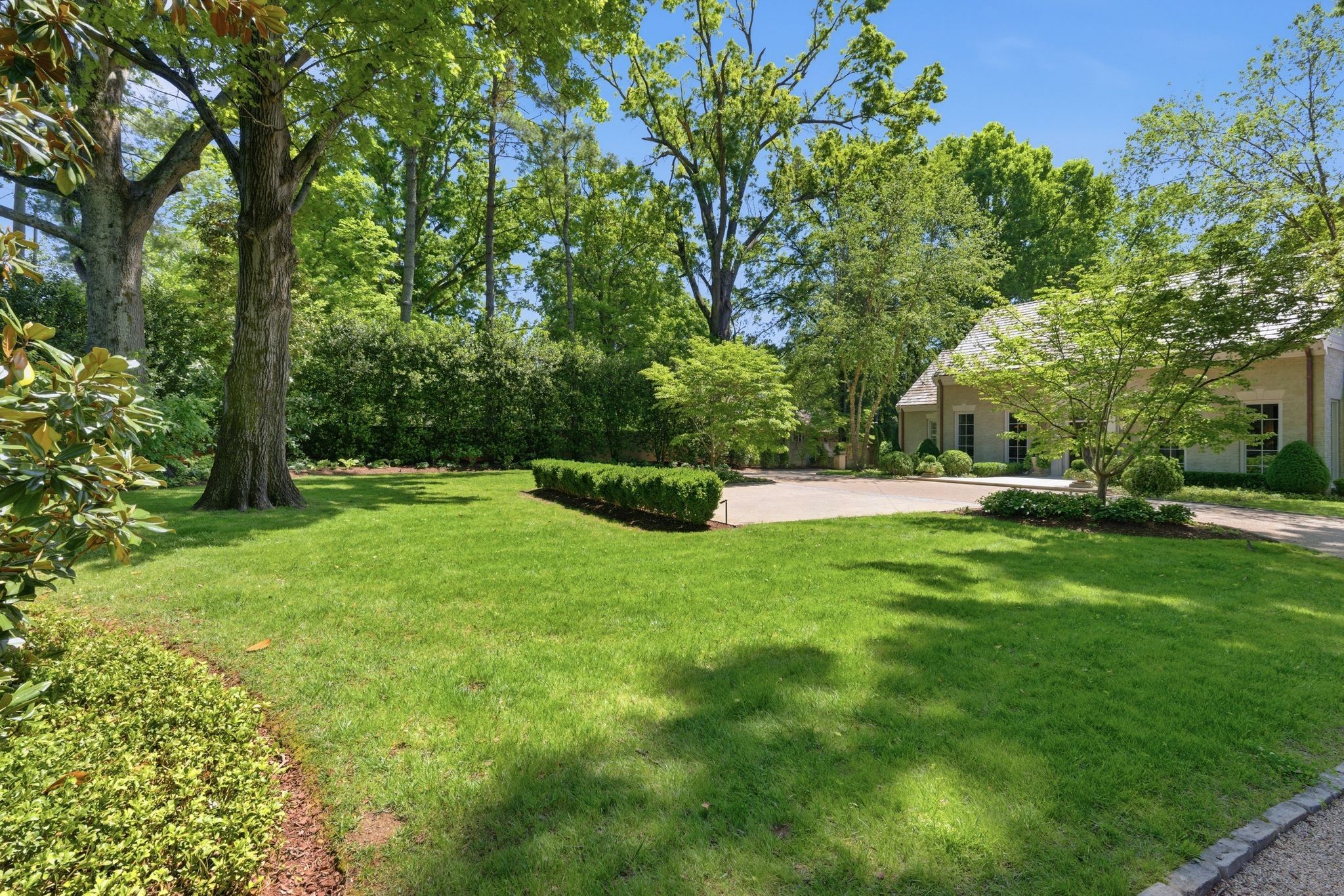 3701 Woodlawn Dr