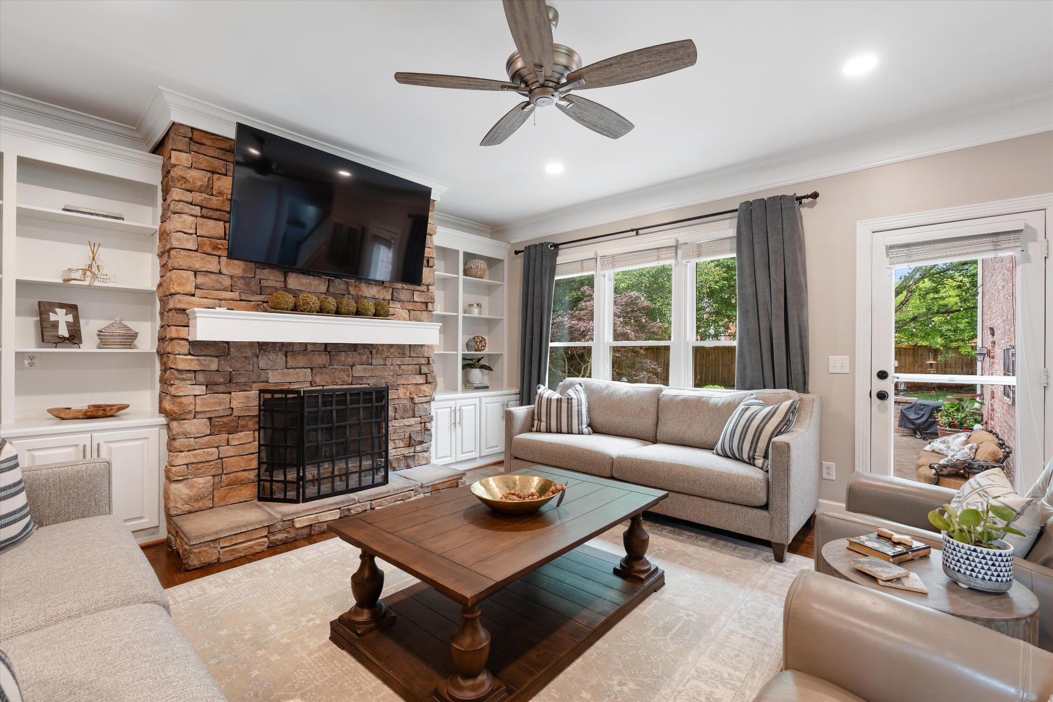 821 N Hampton Cv