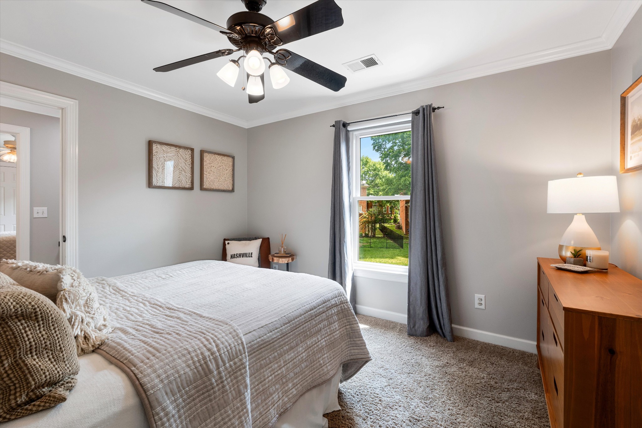 821 N Hampton Cv