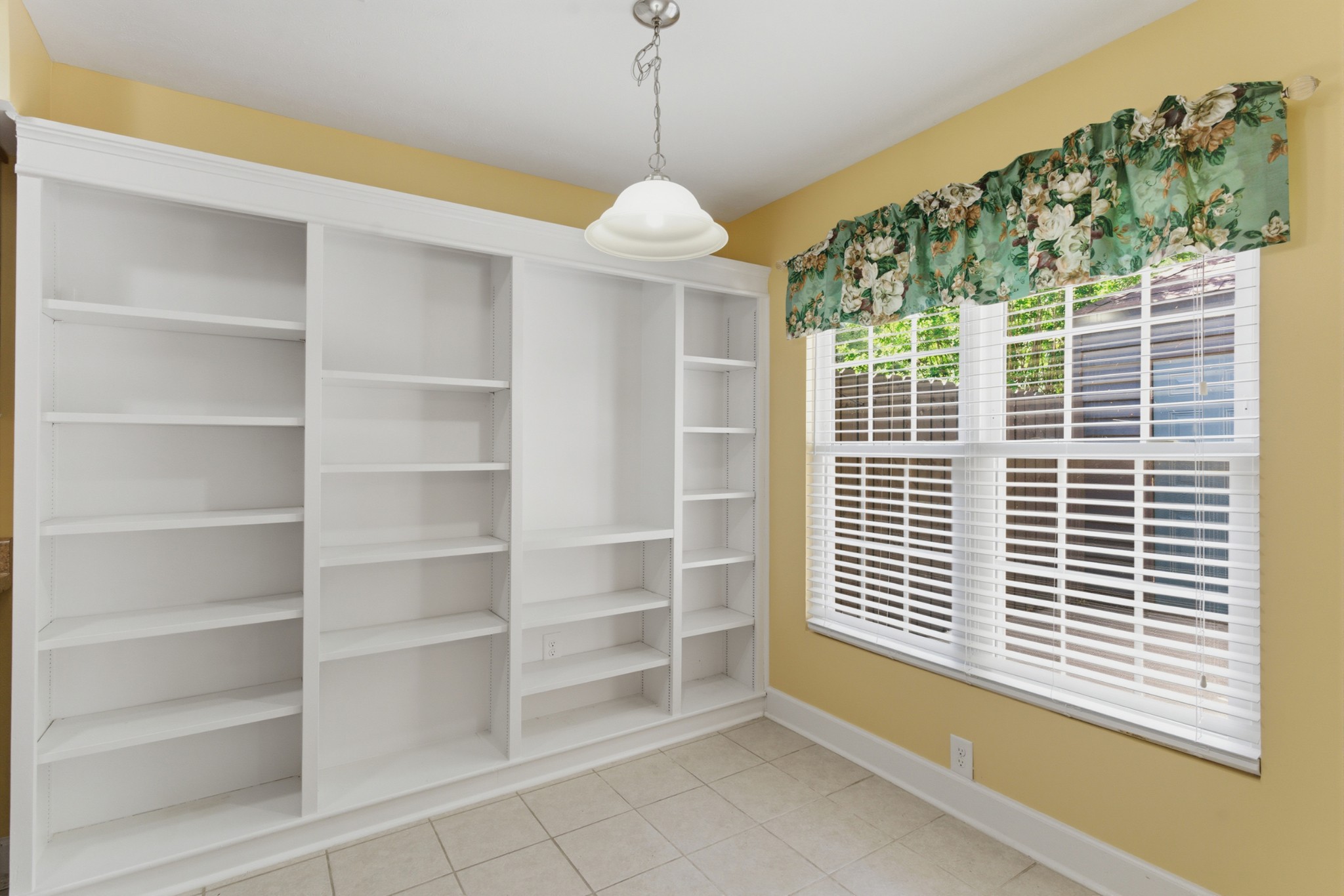 212 Highland Villa Cir
