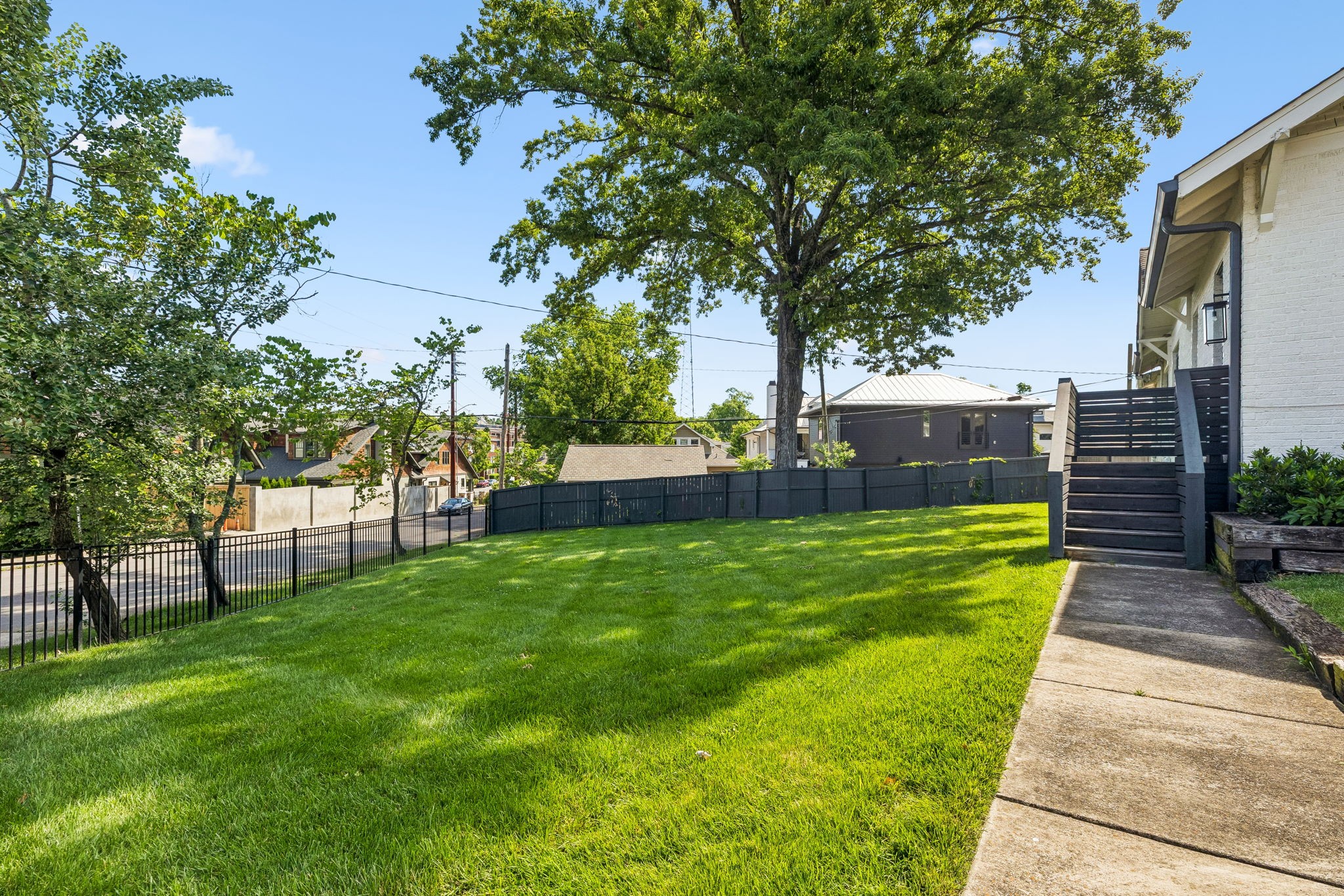 2200 Oakland Ave