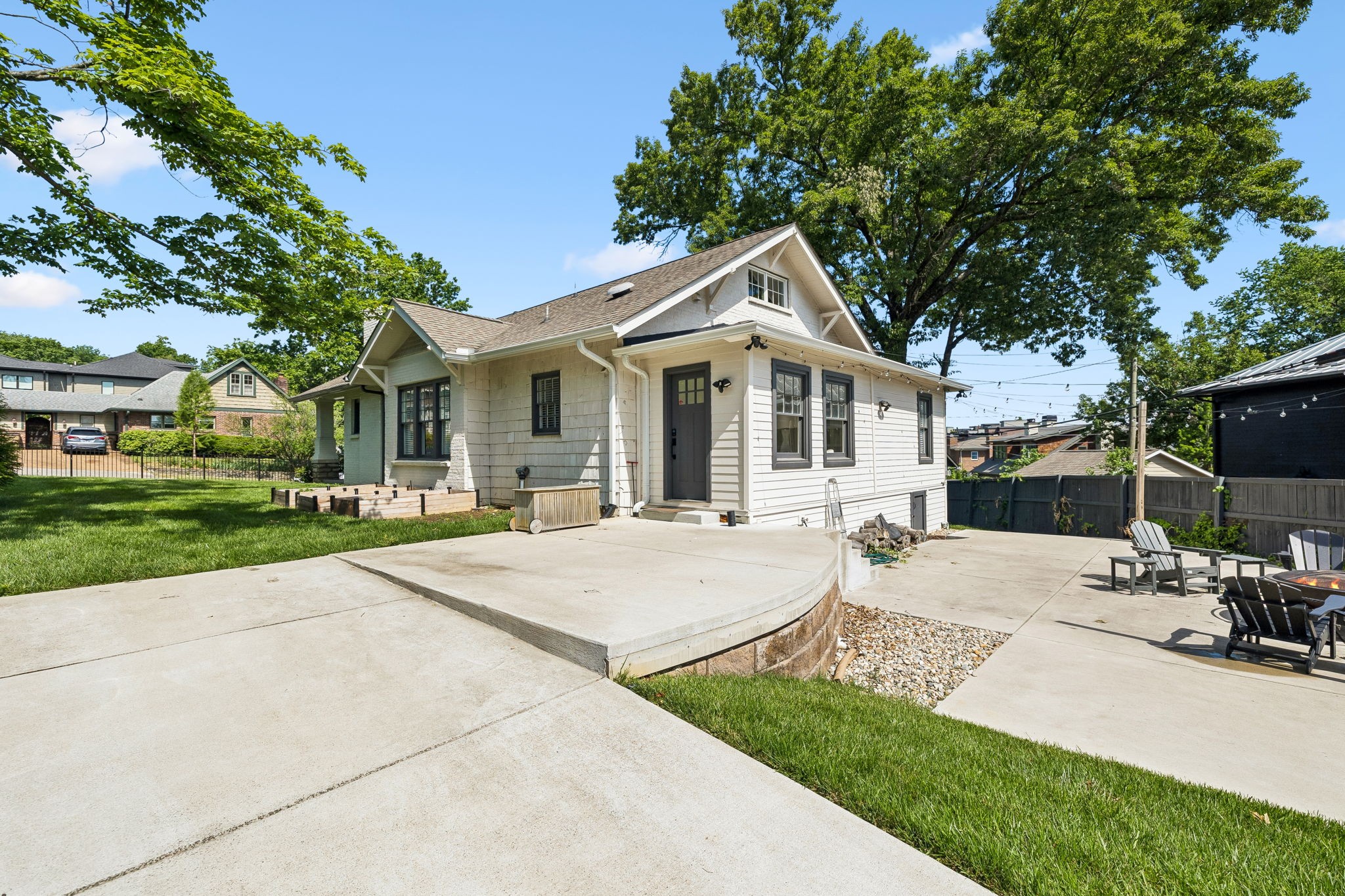 2200 Oakland Ave