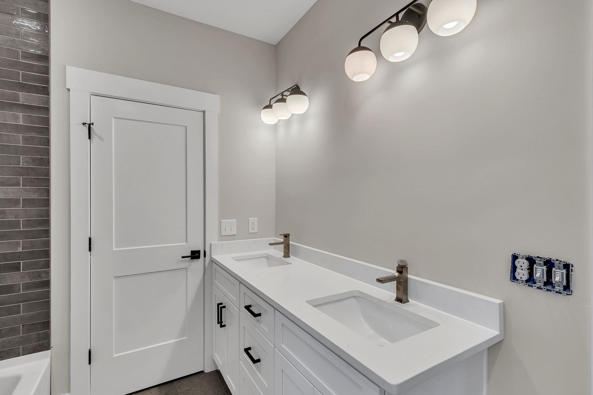 200B Queen Ave Unit: B