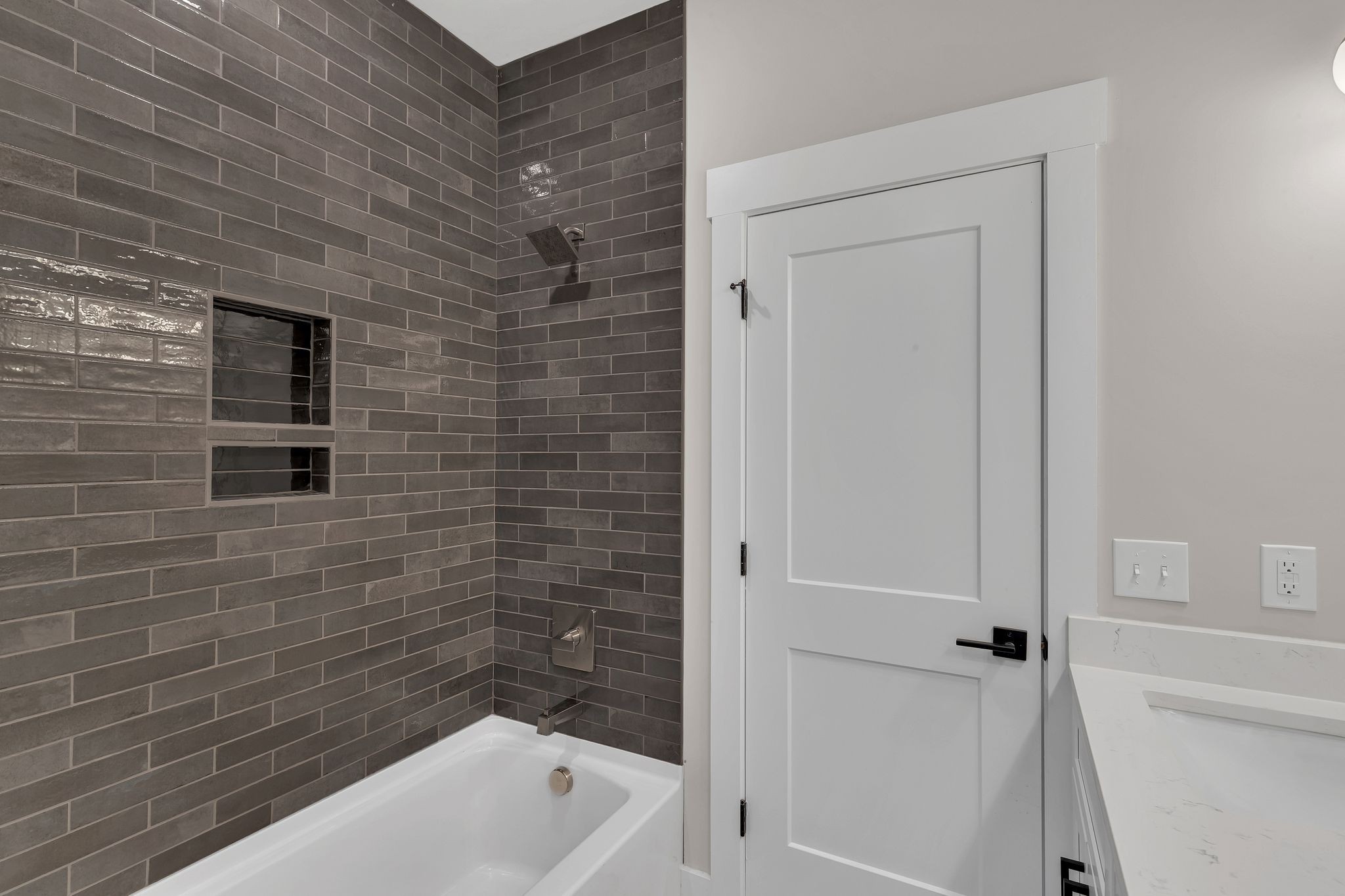 200B Queen Ave Unit: B