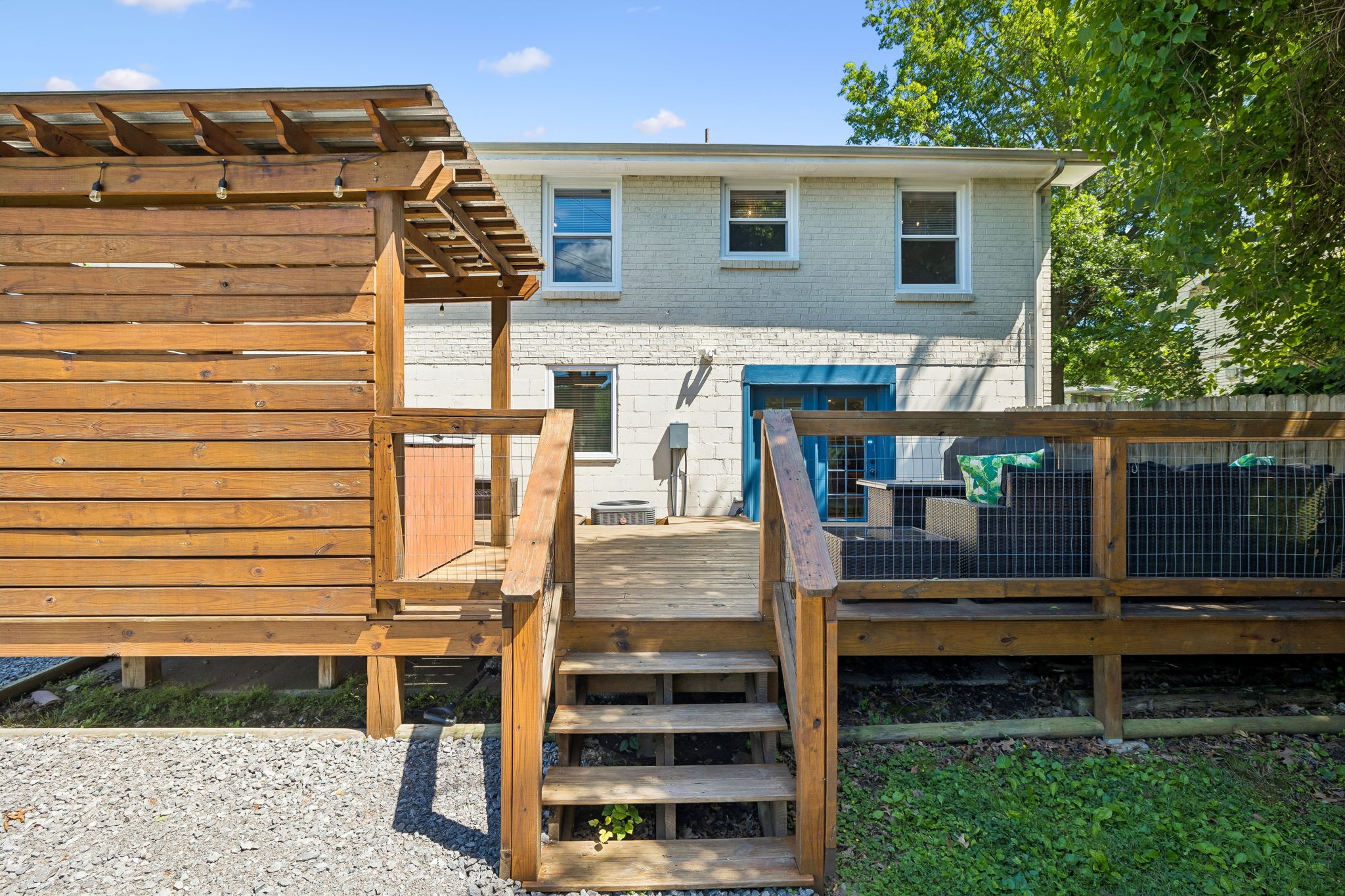 632 Larchwood Dr