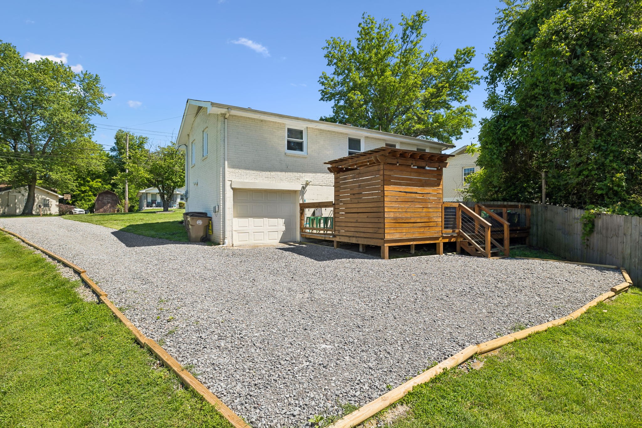 632 Larchwood Dr