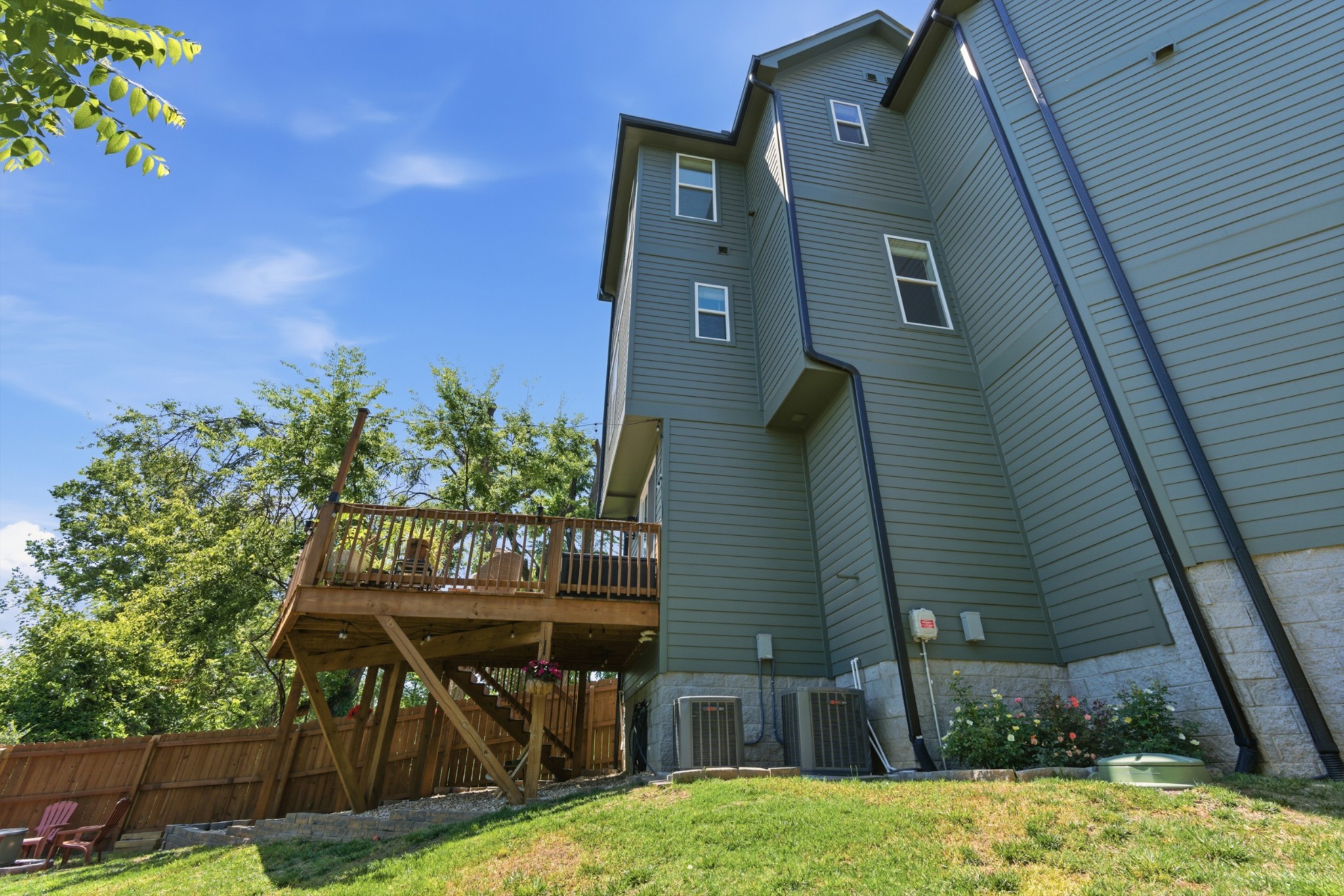 902B Douglas Ave