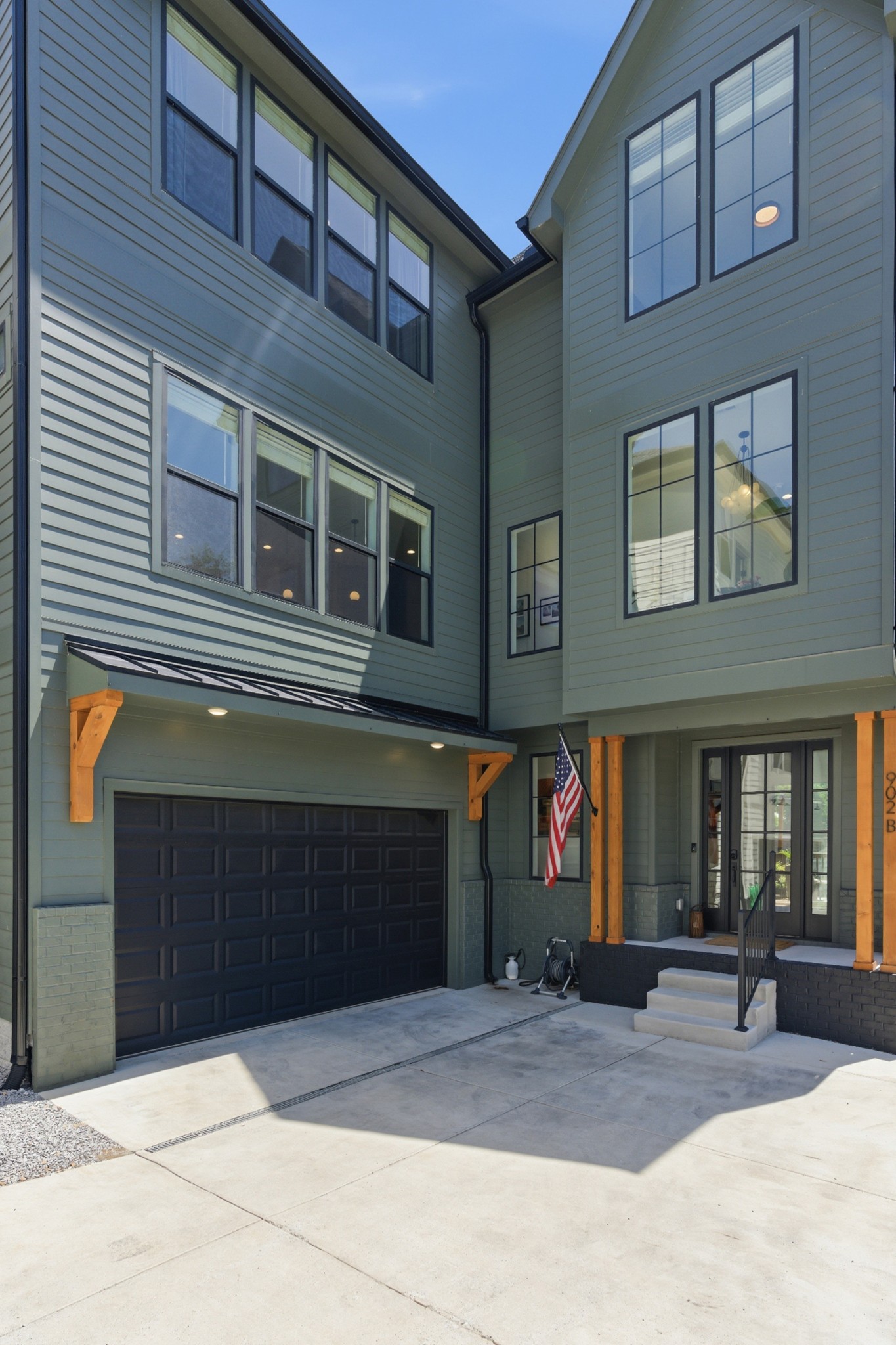 902B Douglas Ave