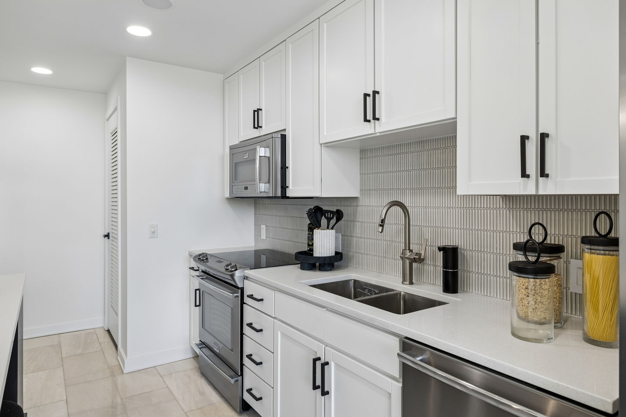 1212 Laurel Unit: 406