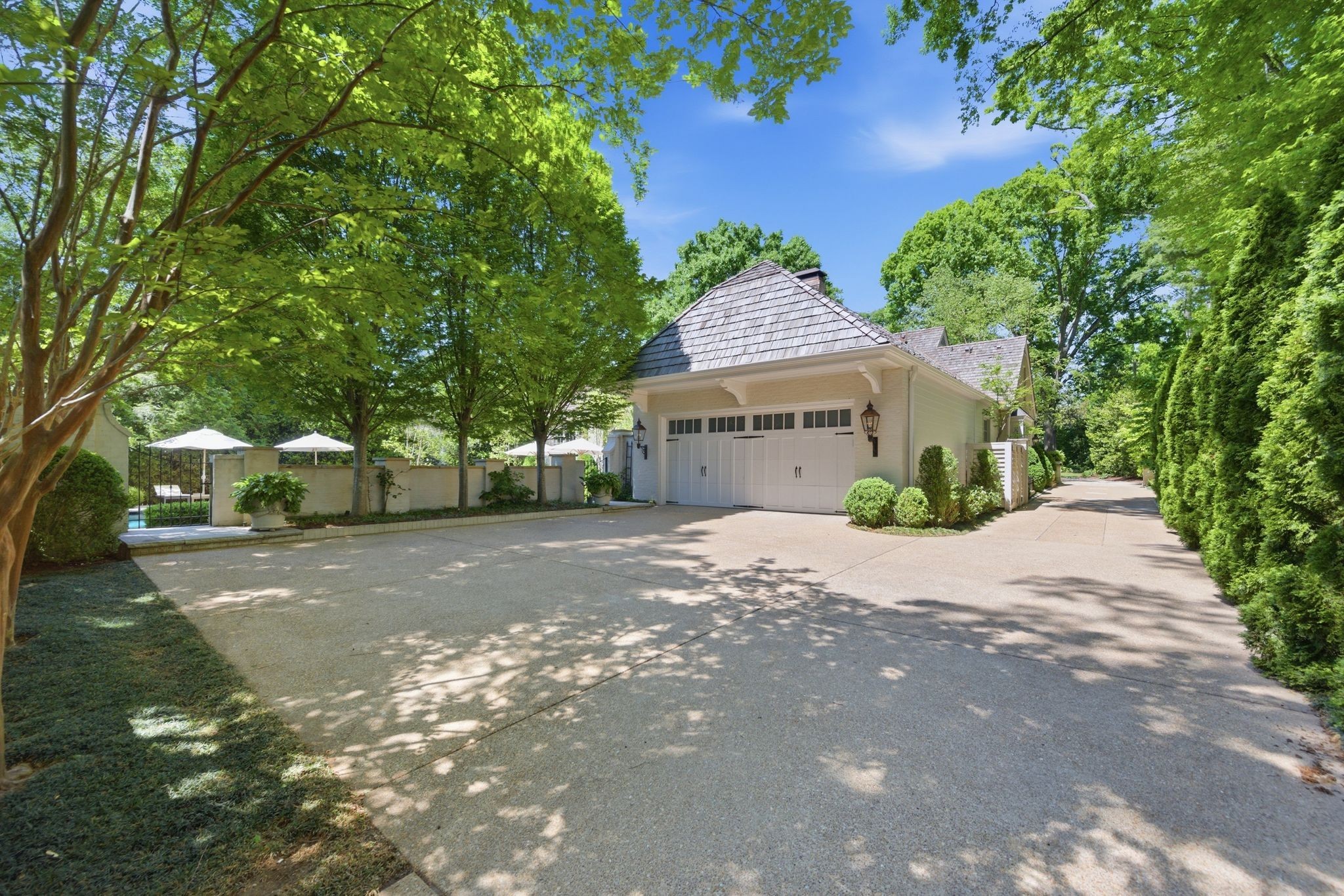 3701 Woodlawn Dr