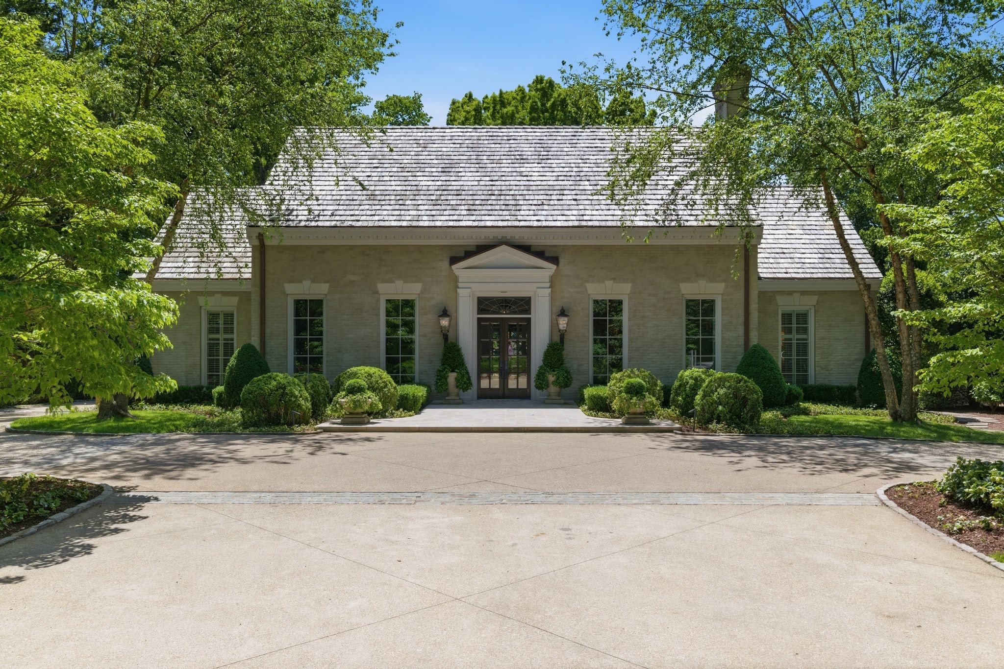 3701 Woodlawn Dr