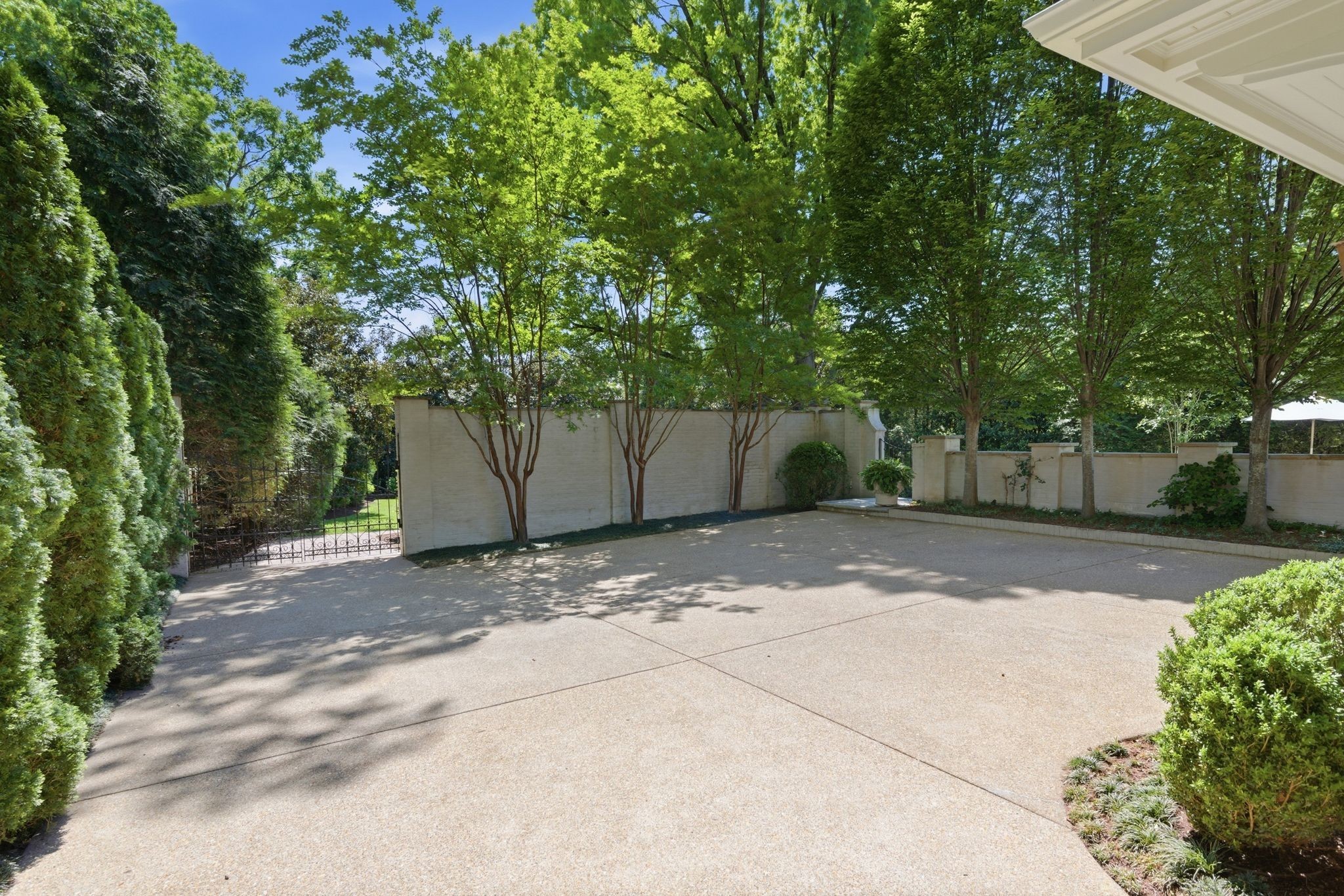 3701 Woodlawn Dr