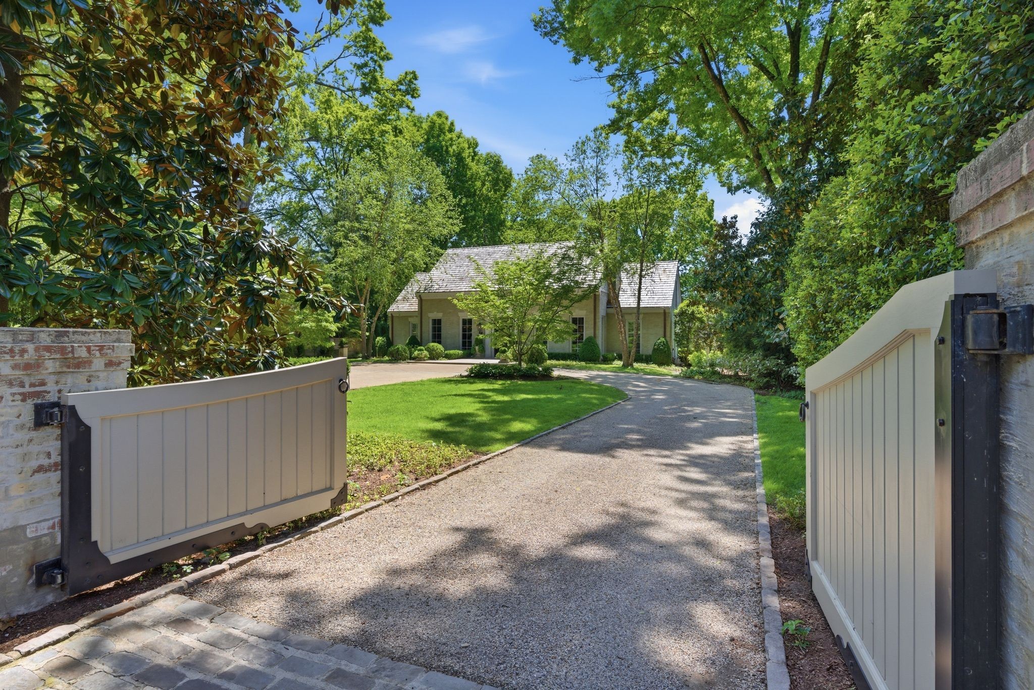 3701 Woodlawn Dr