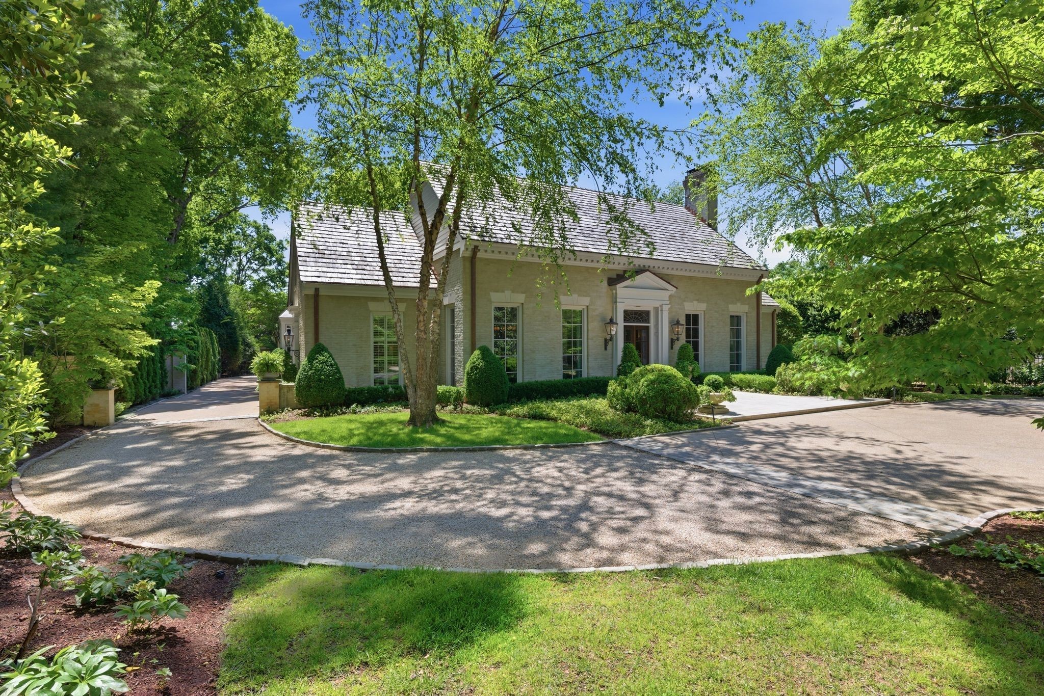 3701 Woodlawn Dr
