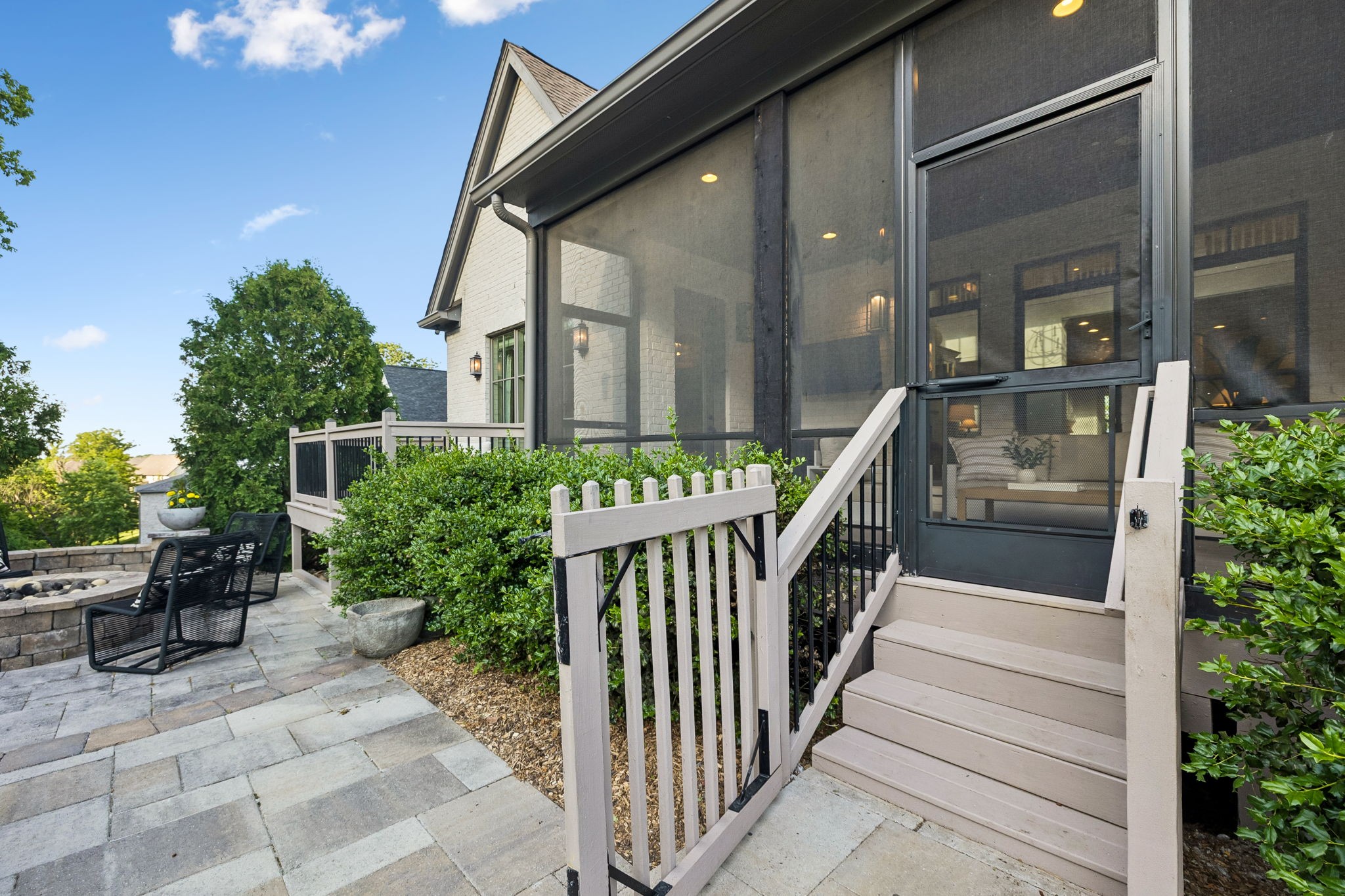 1823 Burland Crescent