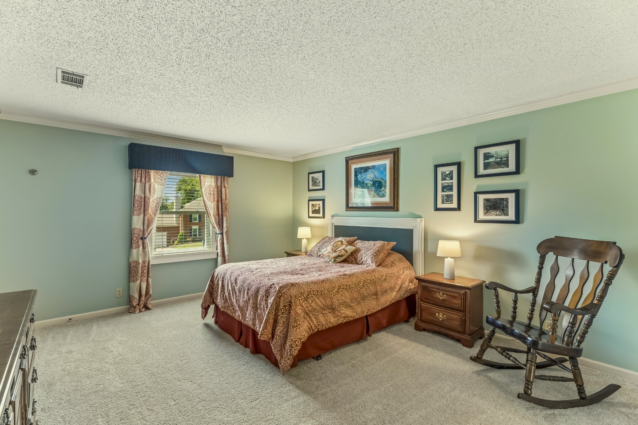 566 Overview Ln