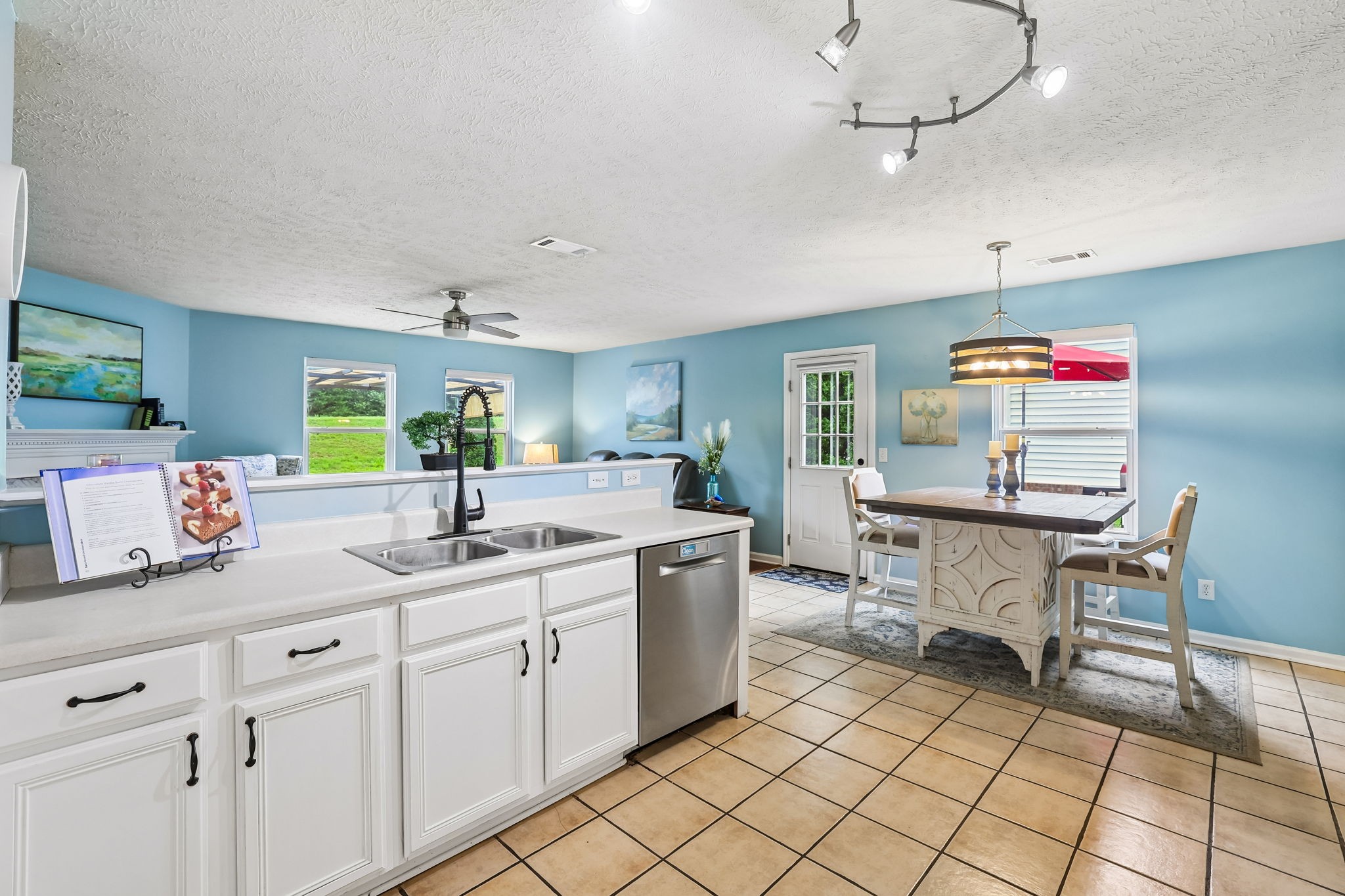 5715 Roxbury Dr