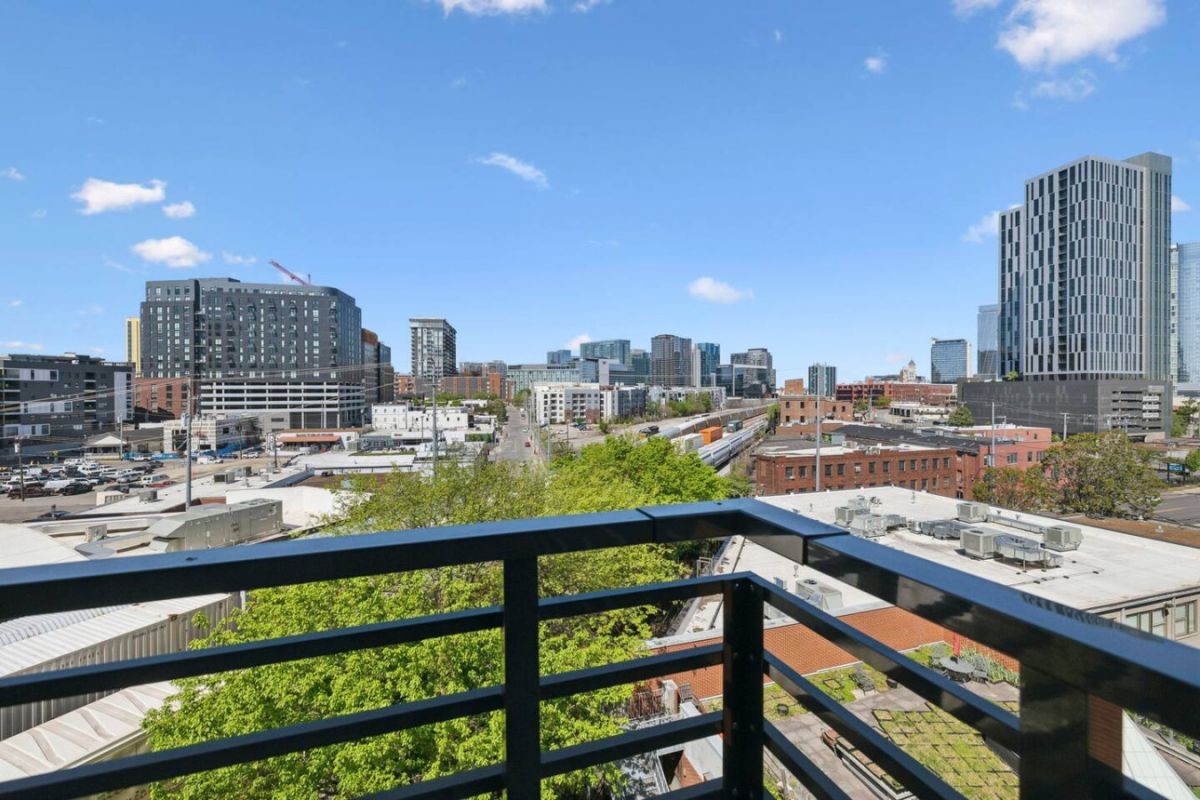 637 7th Ave, S Unit: 601