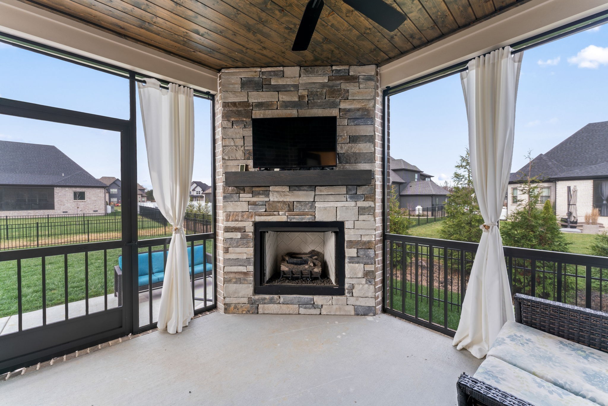 2706 Congress Dr