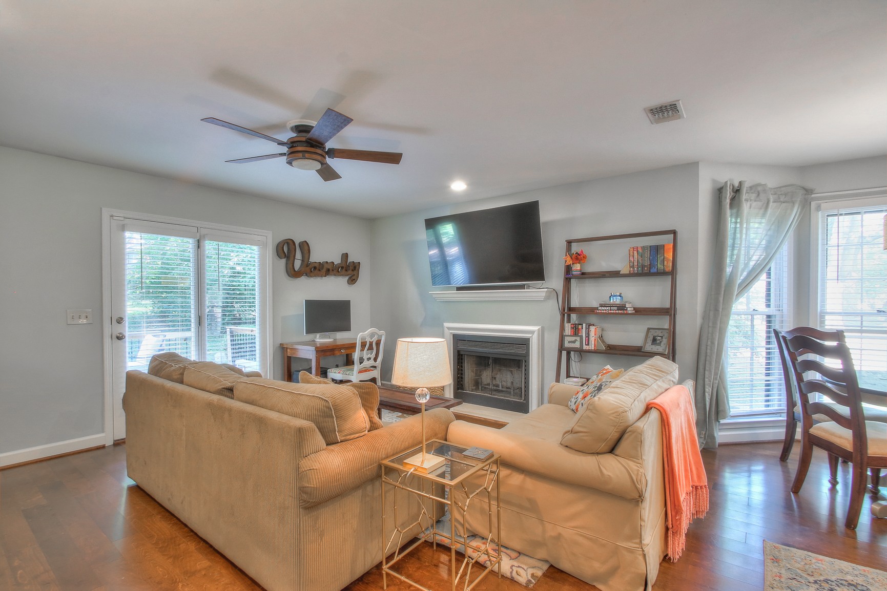 3321 Lealand Ln