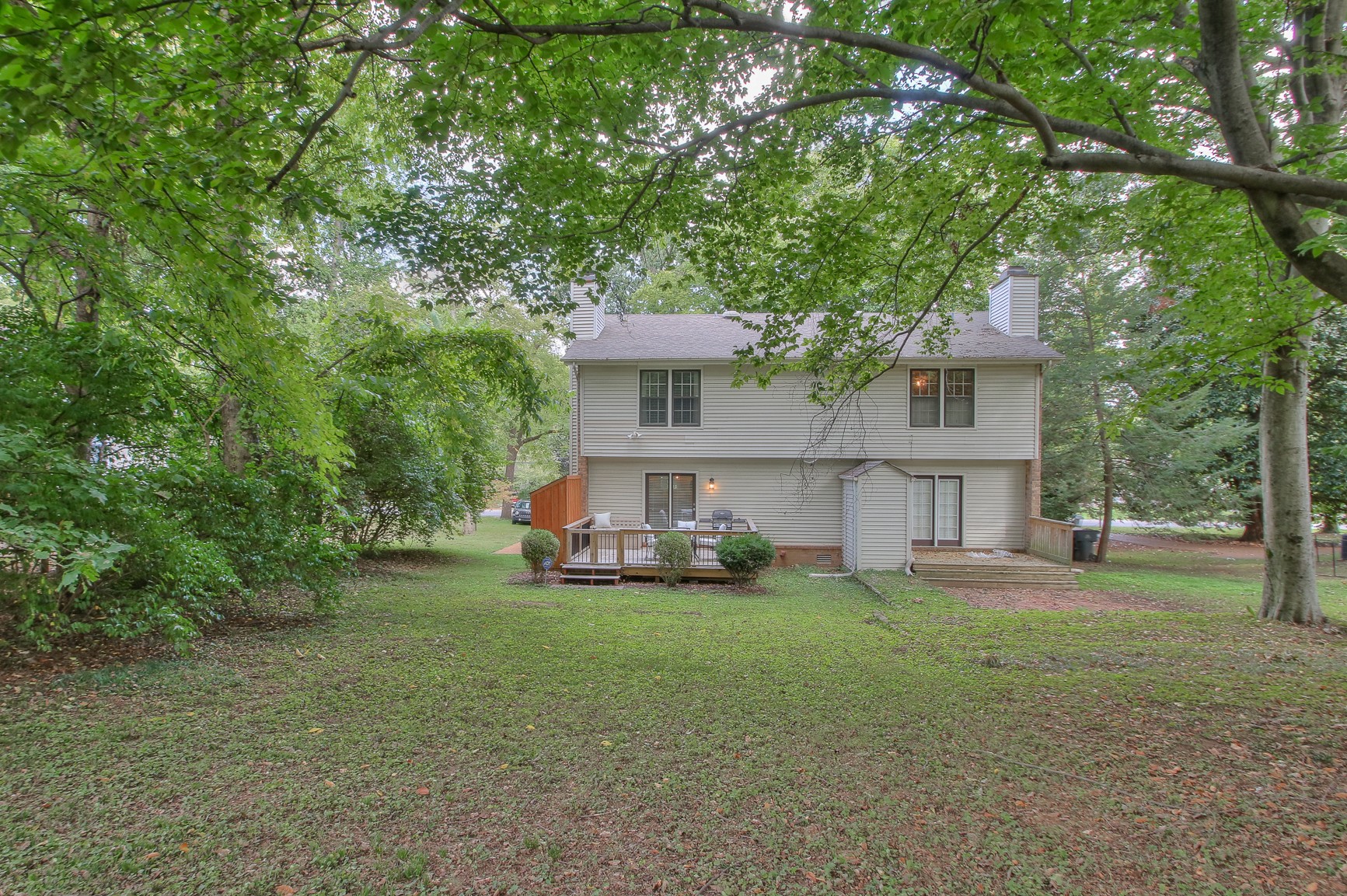 3321 Lealand Ln