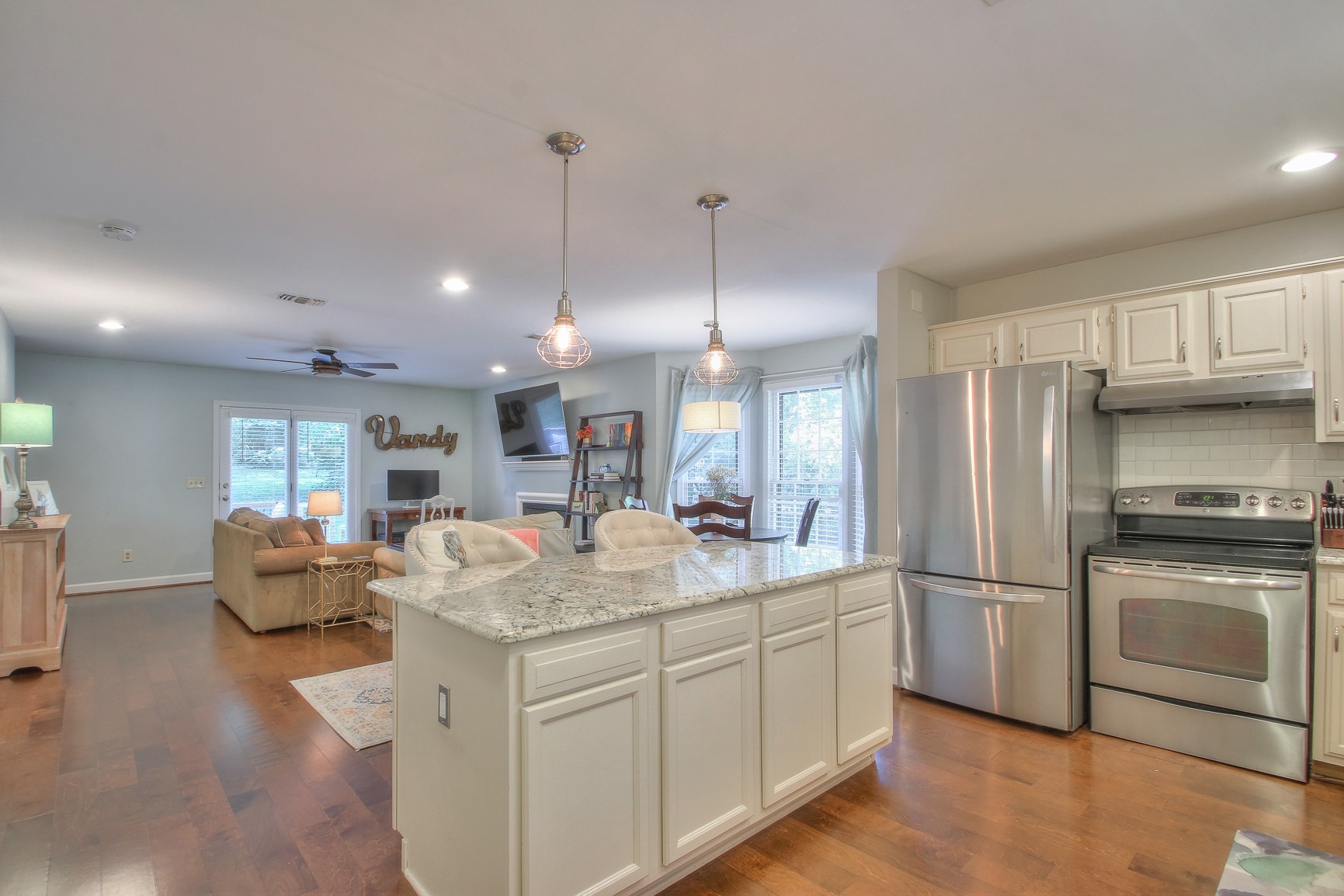 3321 Lealand Ln