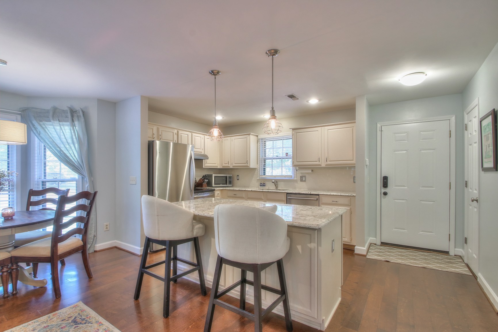 3321 Lealand Ln