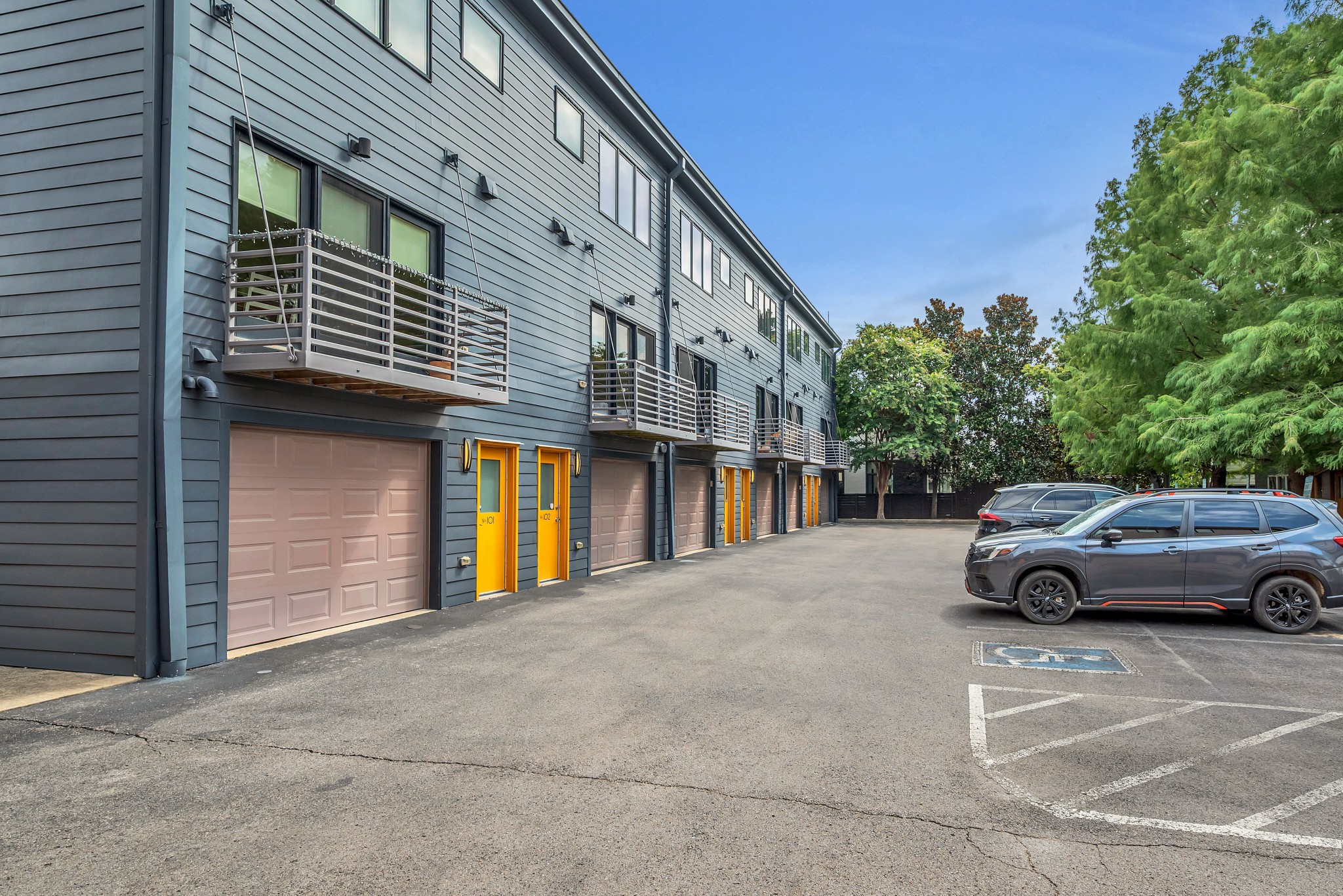 1100 Russell St Unit: 102