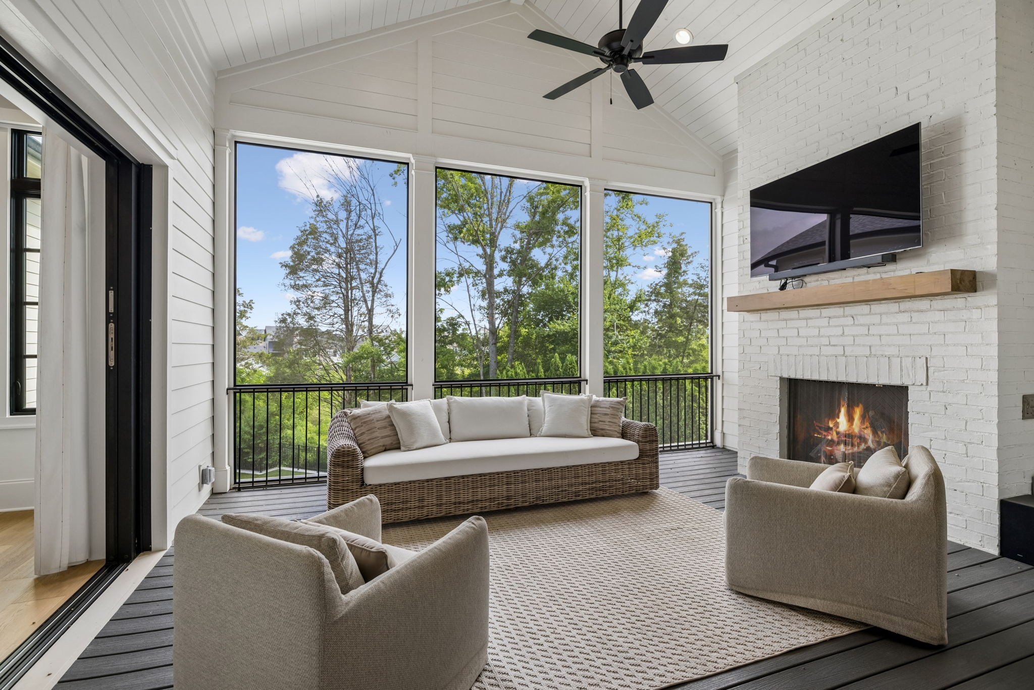 556 Bonaire Ln