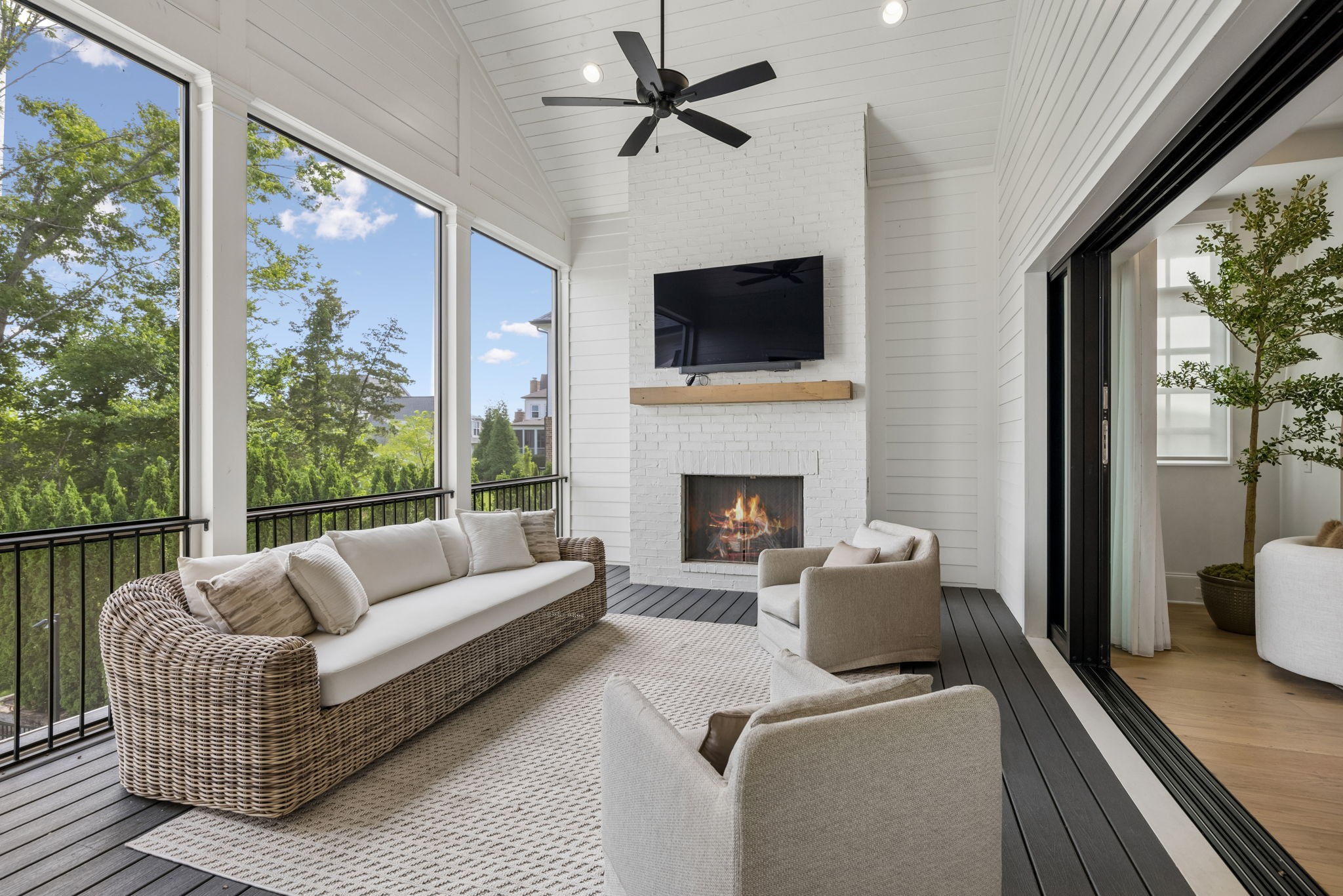 556 Bonaire Ln