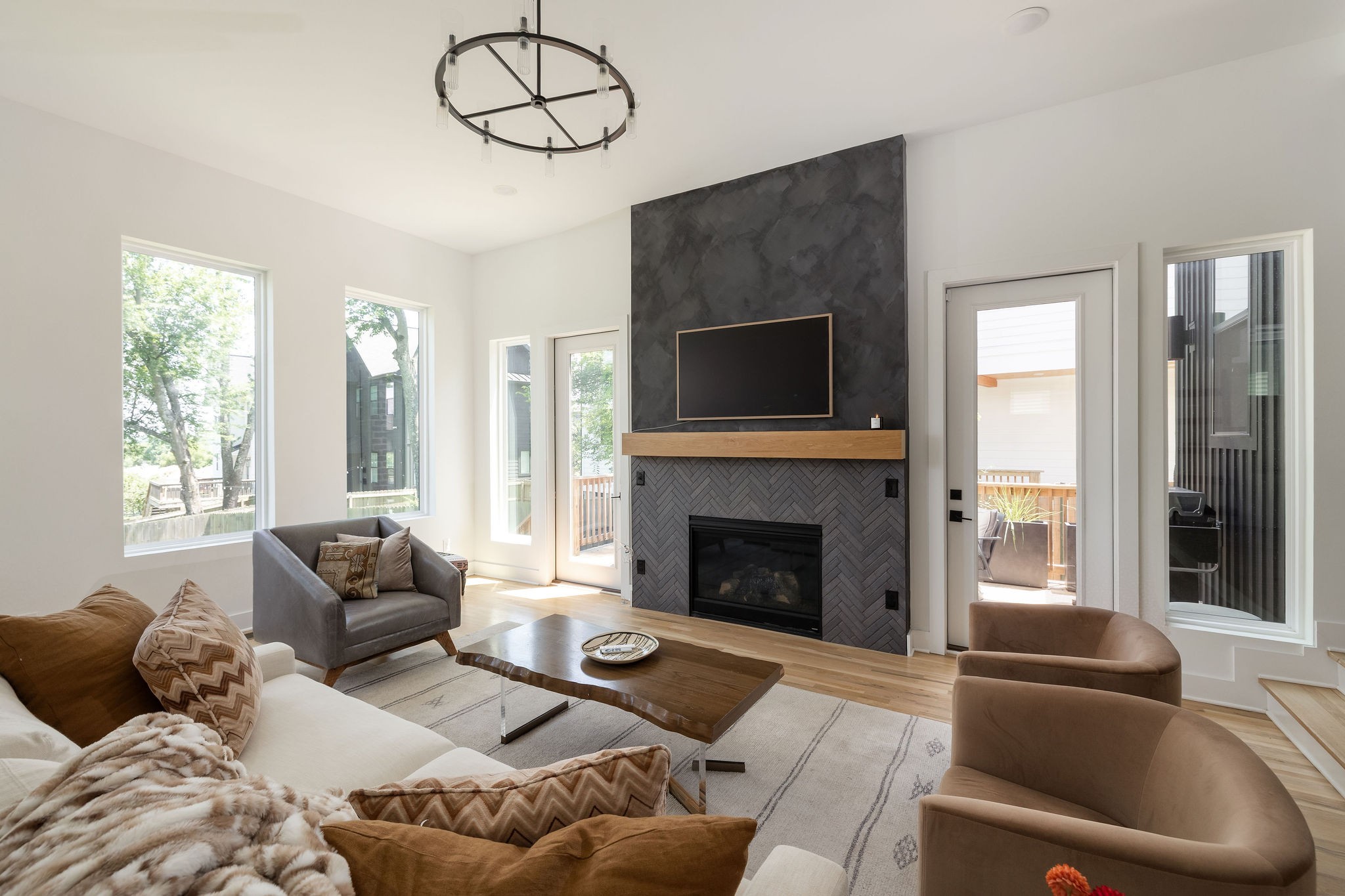 303A Riverside Dr