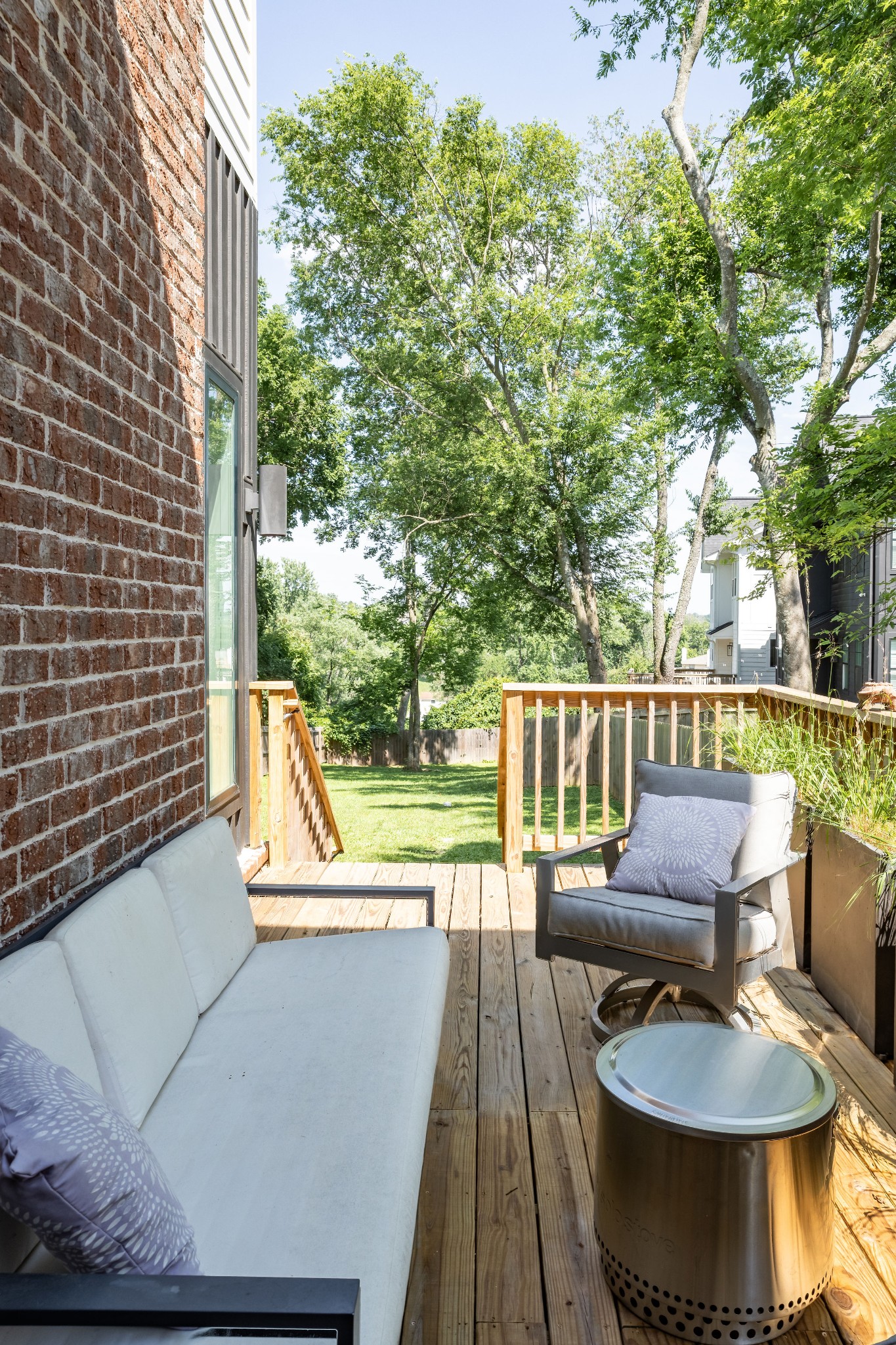303A Riverside Dr