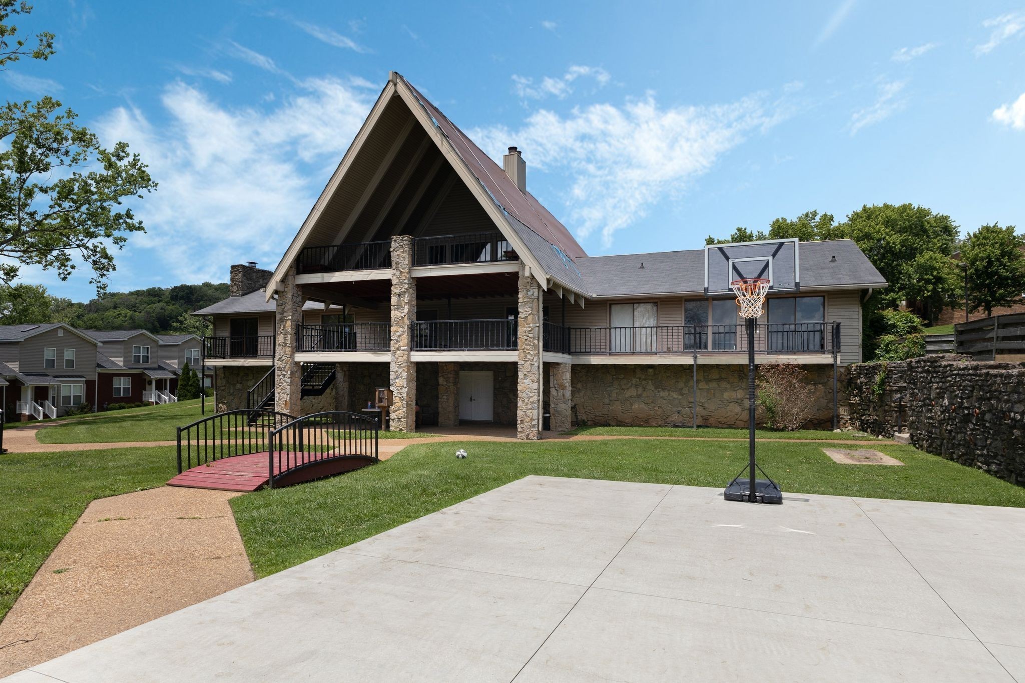 702 Vineland Ct