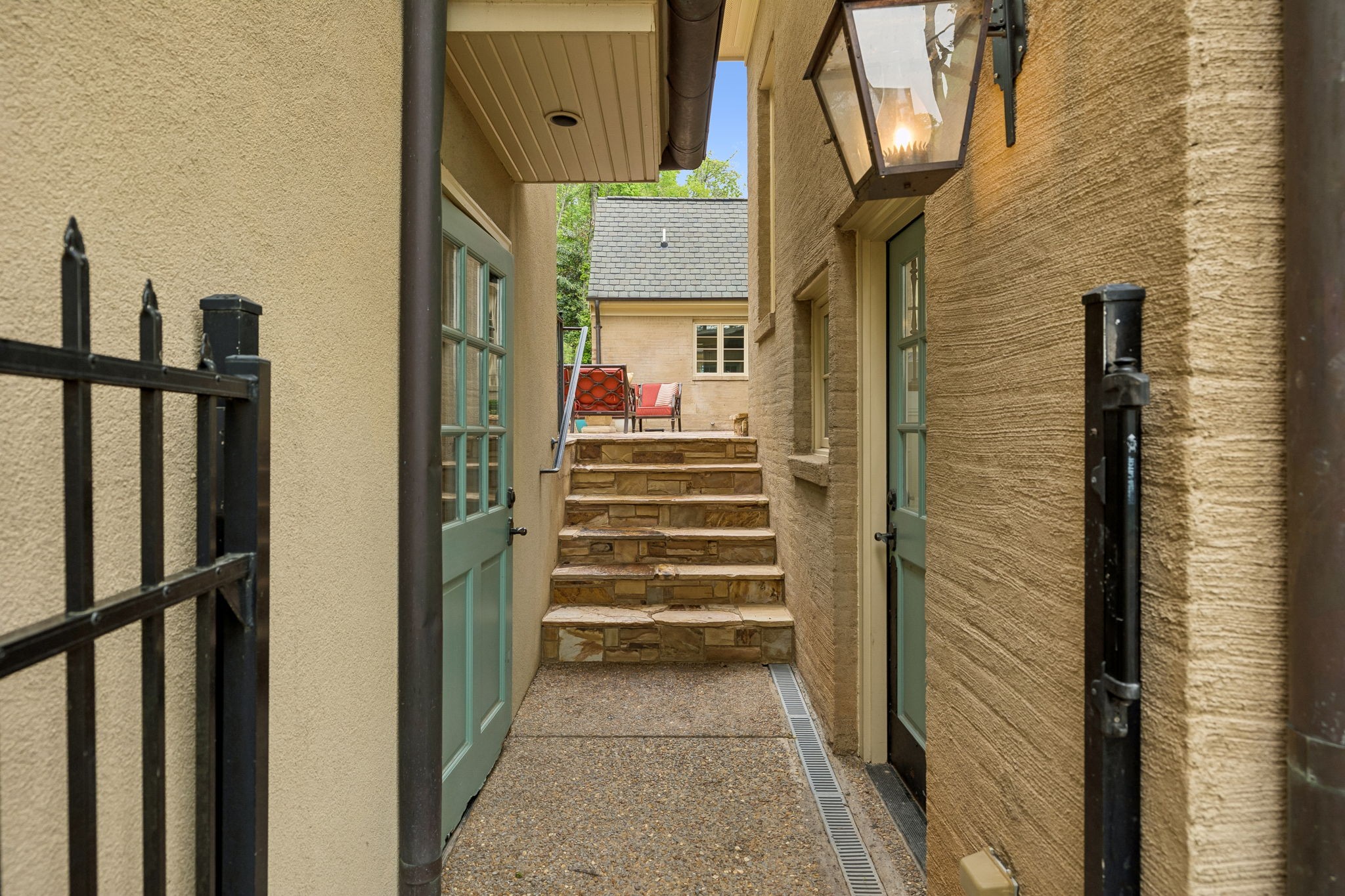 2127 Chickering