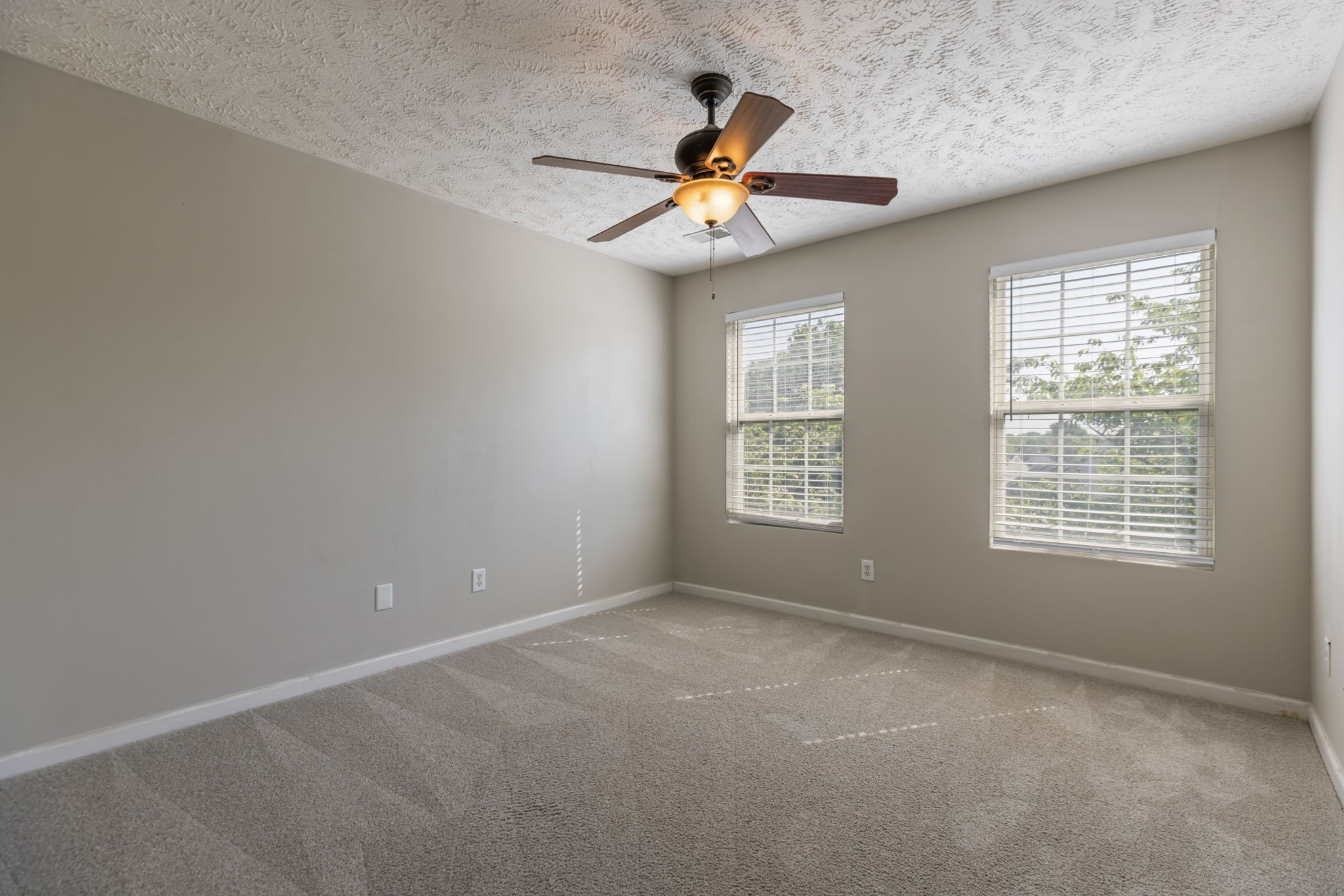 2290 Hayward Ln