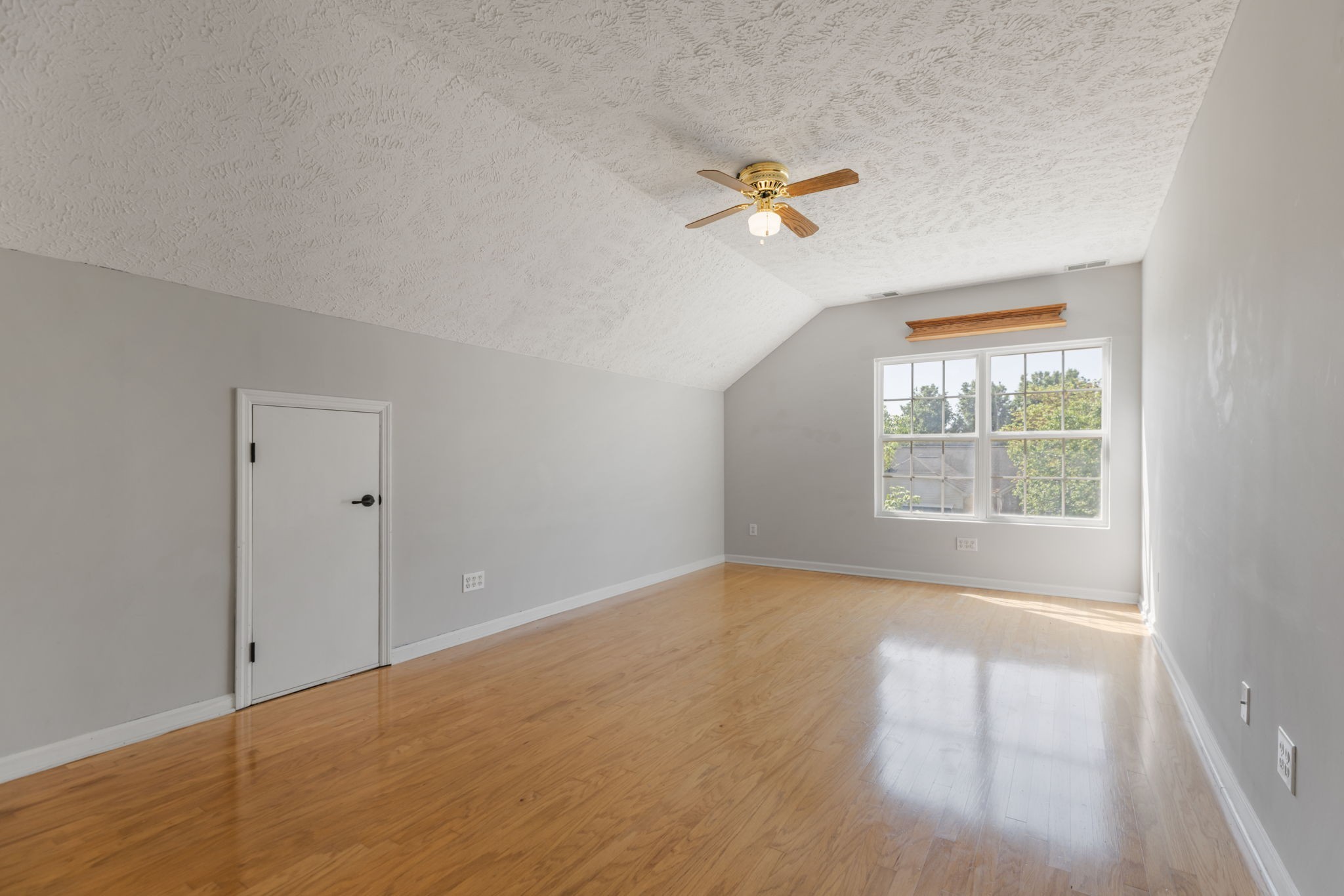 2290 Hayward Ln